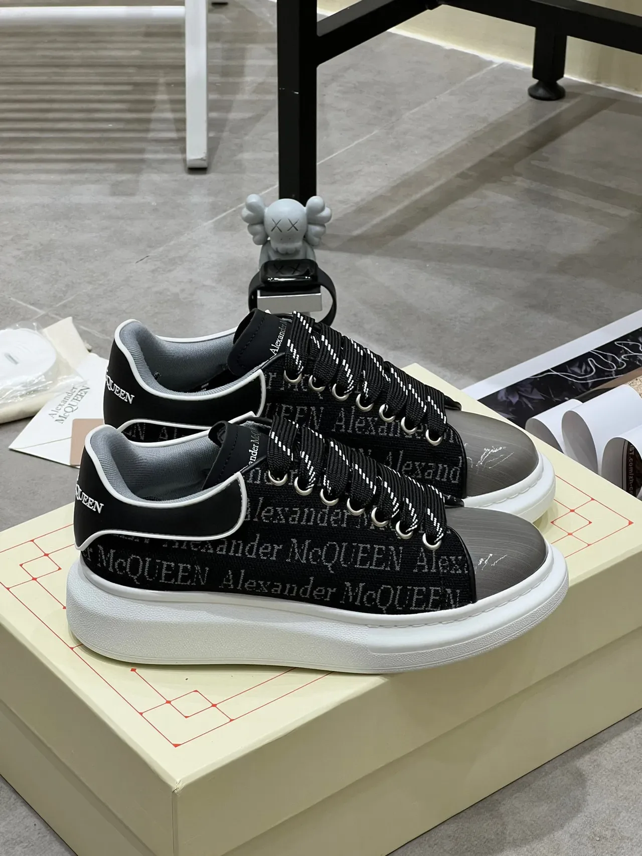 Alexander McQueen Sneaker oversized Negro Gris Punta patentada Zapatillas lifestyle 9