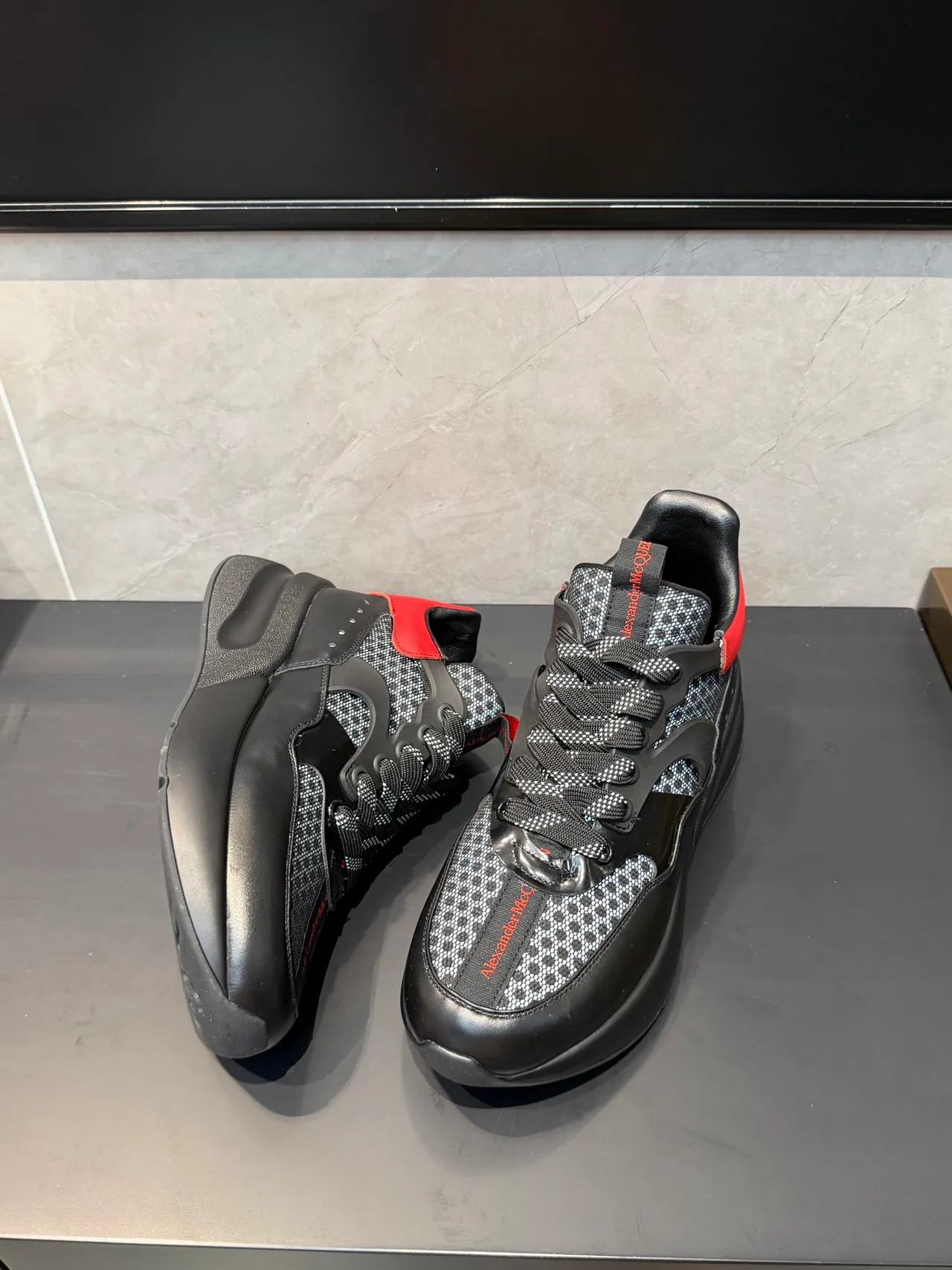 Alexander McQueen حذاء رياضي كبير أسود أحمر سيليويت منحوت قاع متعدد الطبقات حذاء كتلي 3