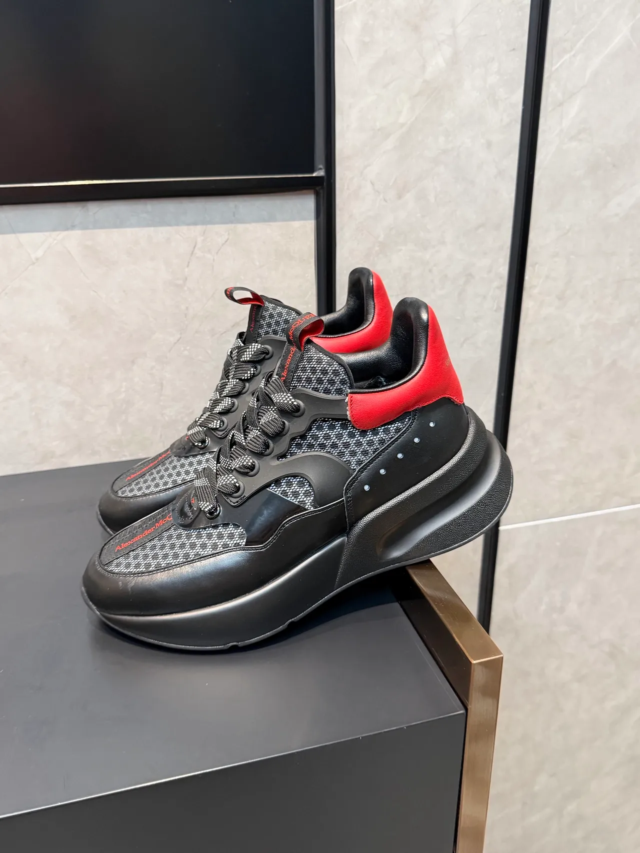 Alexander McQueen حذاء رياضي كبير أسود أحمر سيليويت منحوت قاع متعدد الطبقات حذاء كتلي 4