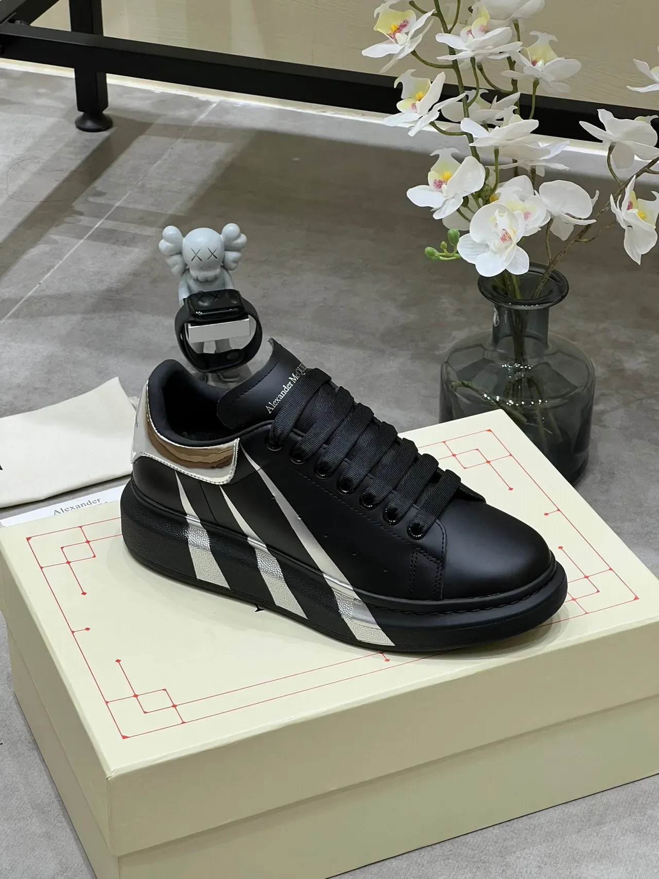 Alexander McQueen Zapatilla oversized negra con suela plataforma rayas metálicas diagonales sneakers lifestyle 2