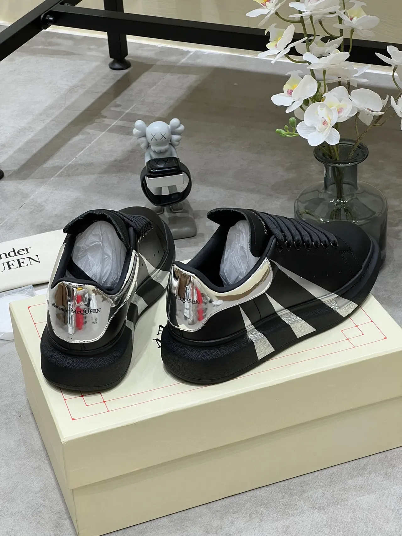 Alexander McQueen Zapatilla oversized negra con suela plataforma rayas metálicas diagonales sneakers lifestyle 3