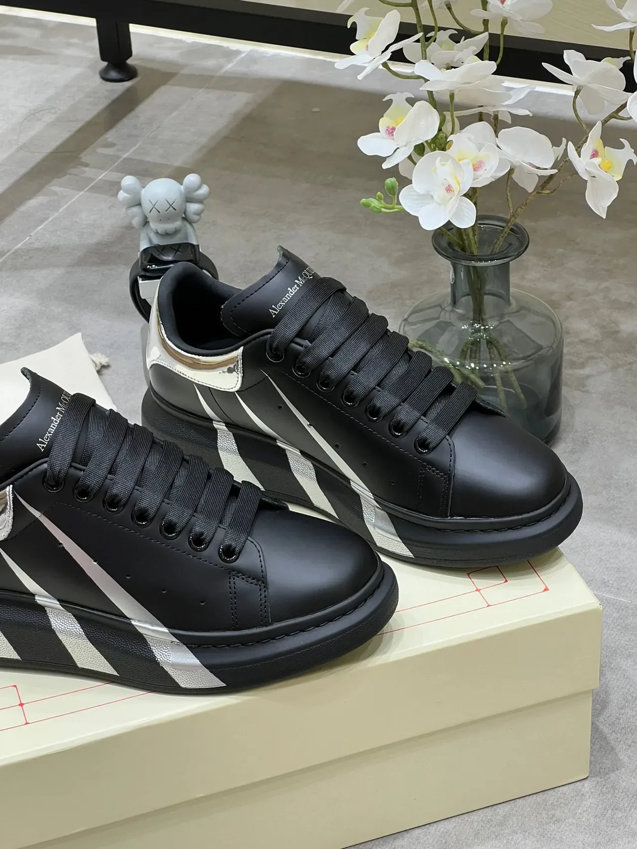 Alexander McQueen Zapatilla oversized negra con suela plataforma rayas metálicas diagonales sneakers lifestyle 4