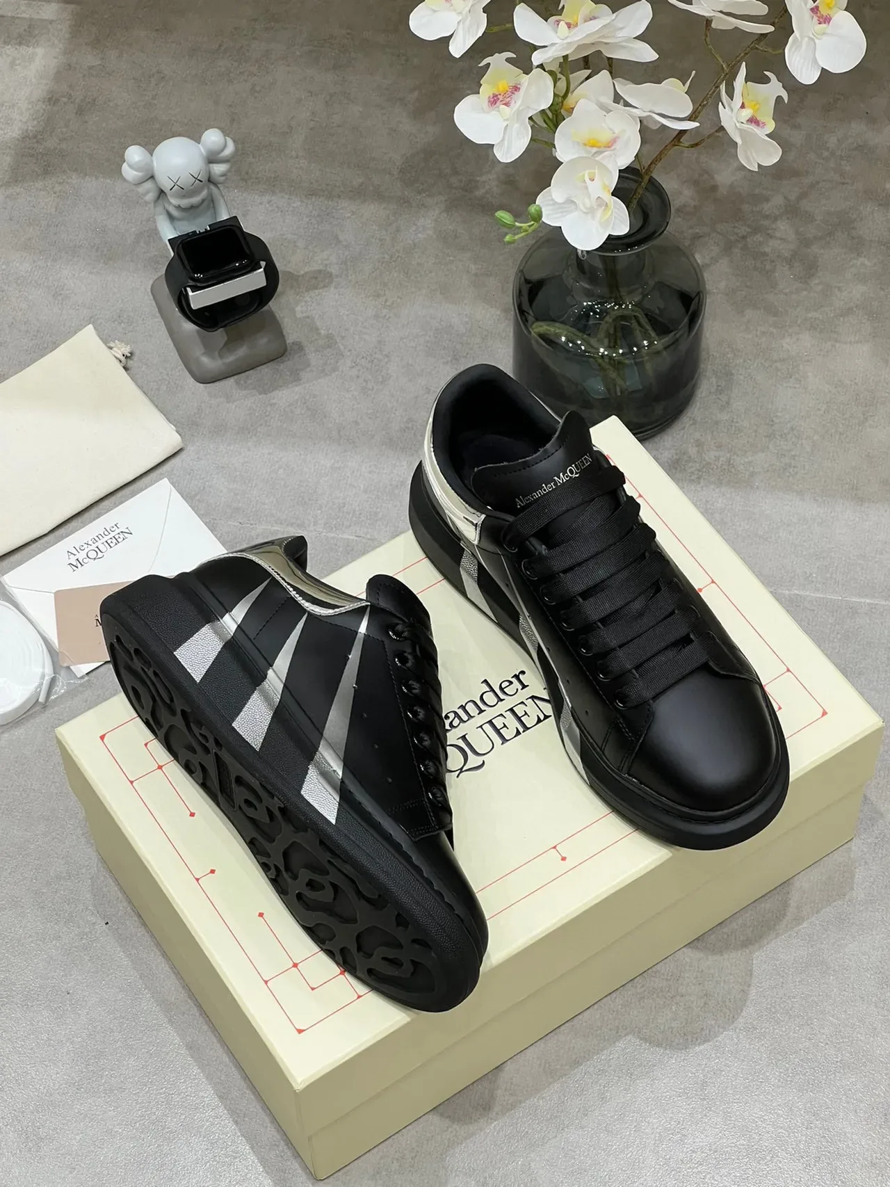 Alexander McQueen Zapatilla oversized negra con suela plataforma rayas metálicas diagonales sneakers lifestyle 5