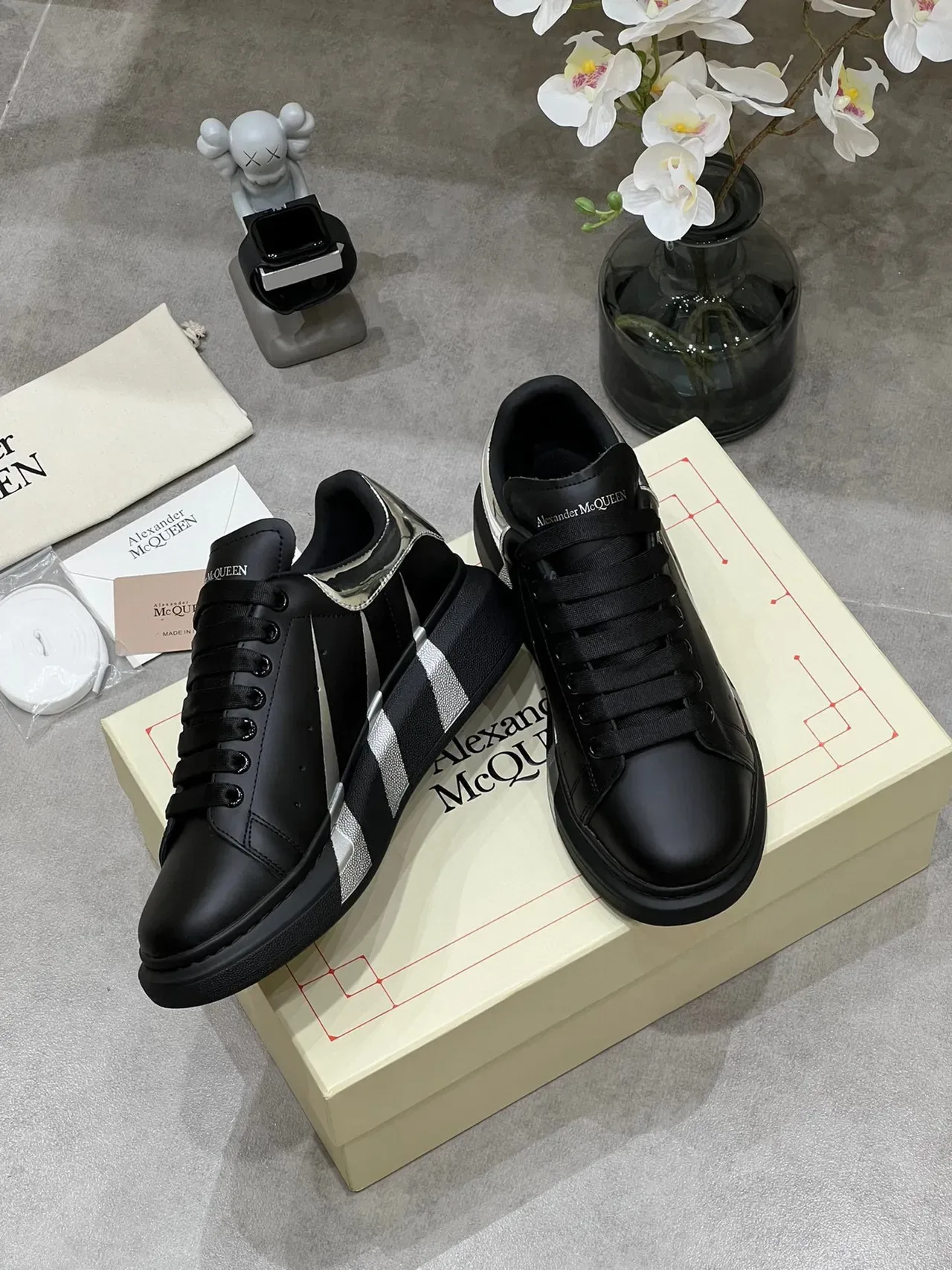 Alexander McQueen Zapatilla oversized negra con suela plataforma rayas metálicas diagonales sneakers lifestyle 6