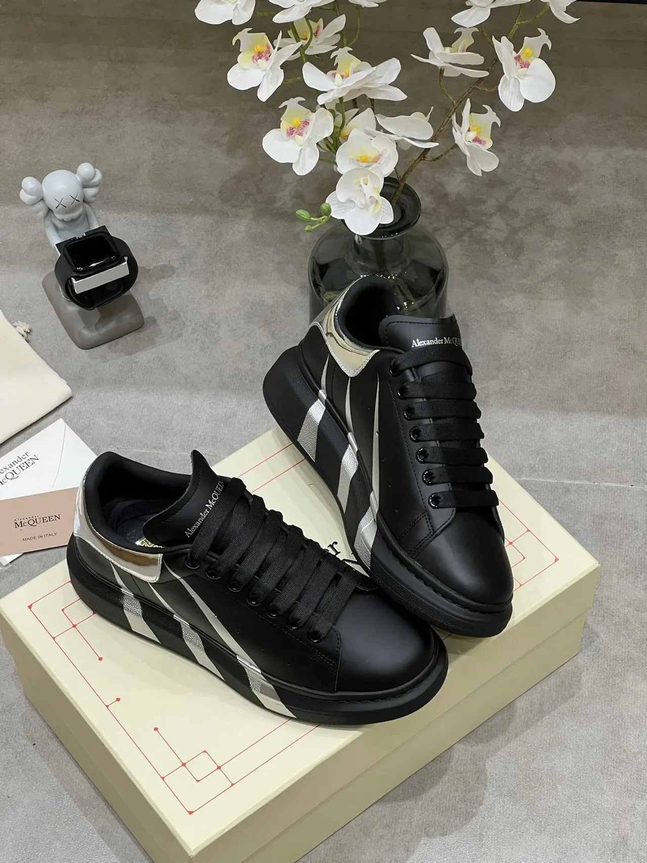 Alexander McQueen Zapatilla oversized negra con suela plataforma rayas metálicas diagonales sneakers lifestyle 7