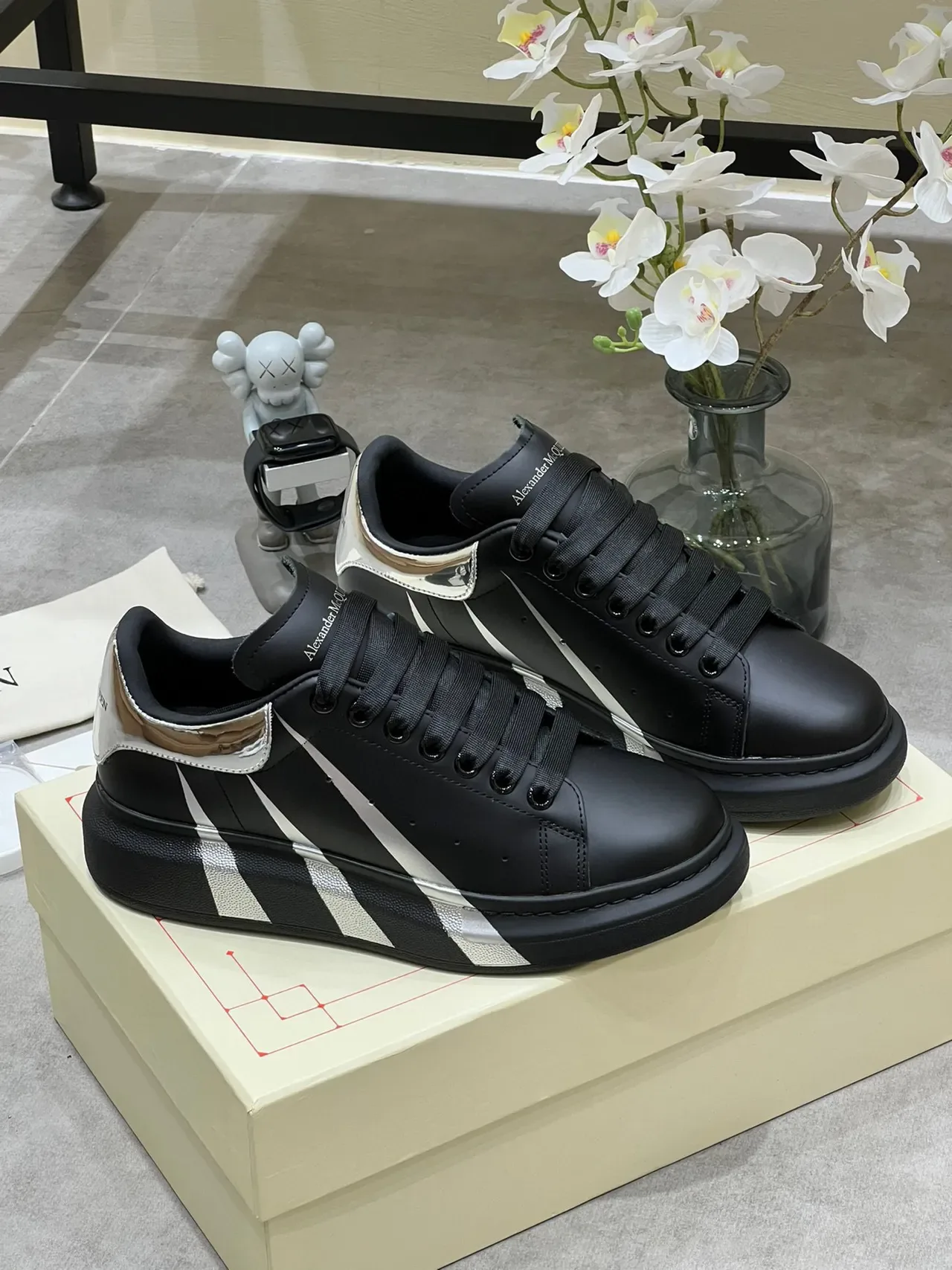 Alexander McQueen Zapatilla oversized negra con suela plataforma rayas metálicas diagonales sneakers lifestyle 8