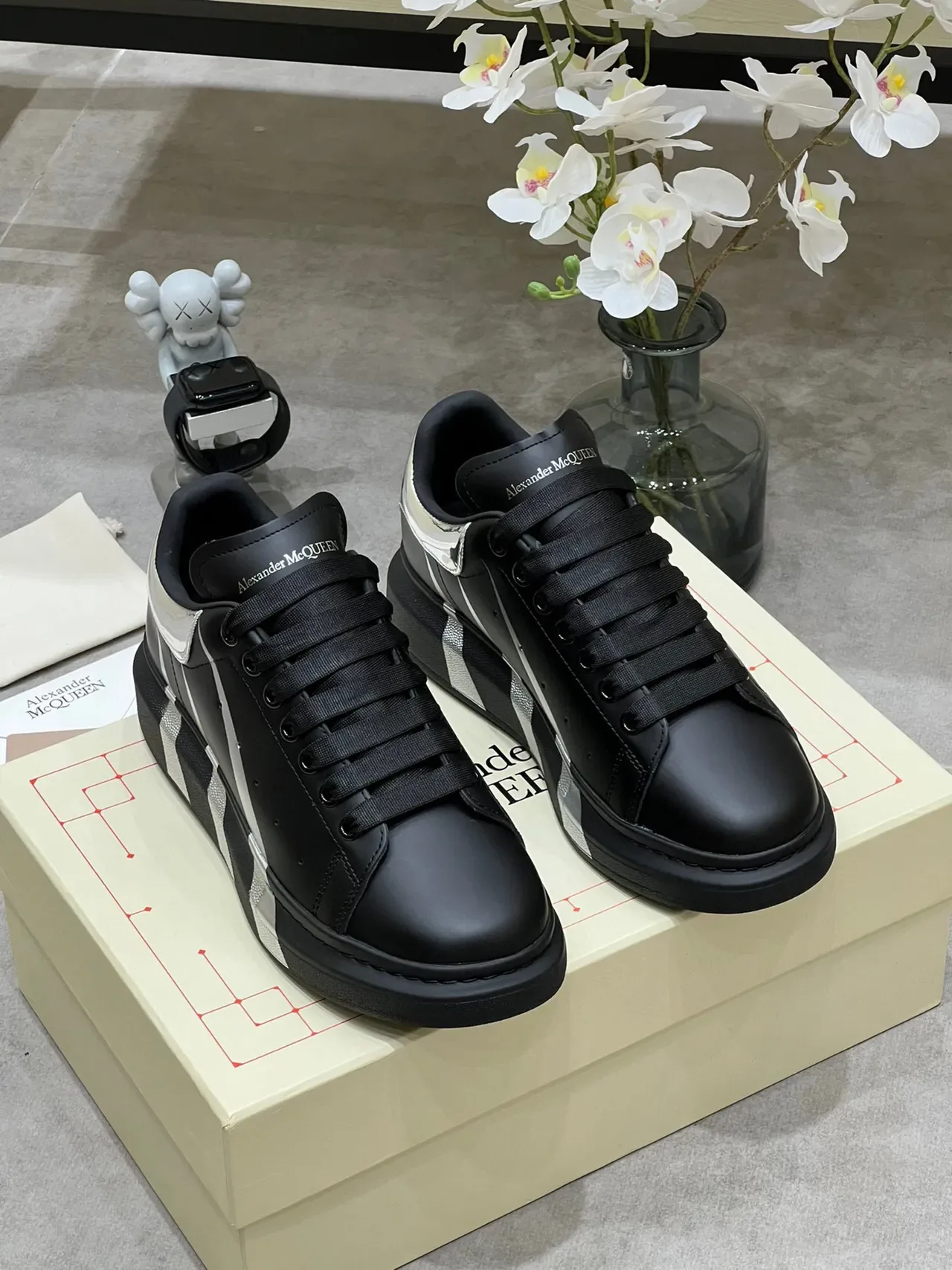 Alexander McQueen Zapatilla oversized negra con suela plataforma rayas metálicas diagonales sneakers lifestyle 9