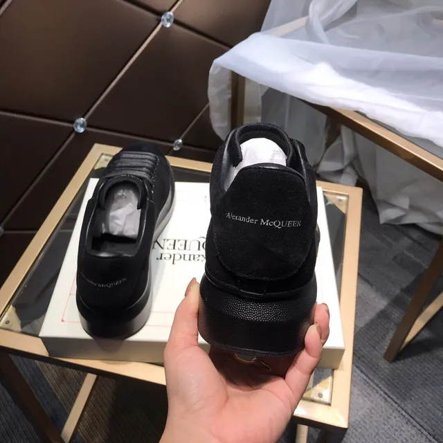 Alexander McQueen ওভারসাইজড স্নিকার কালো সুয়েড লাইফস্টাইল স্নিকার 6