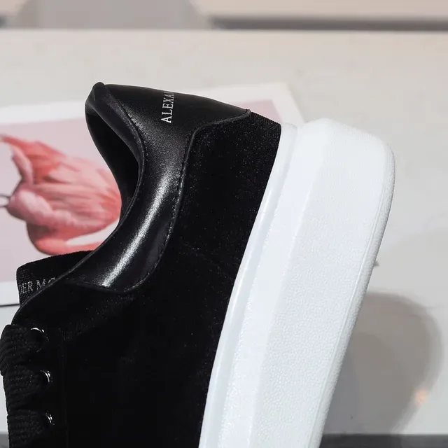 Alexander McQueen Tênis Oversized Preto Branco Solado Plataforma Upper de Veludo Tênis Lifestyle 2