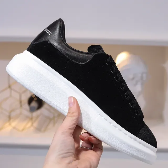 Alexander McQueen Tênis Oversized Preto Branco Solado Plataforma Upper de Veludo Tênis Lifestyle 3