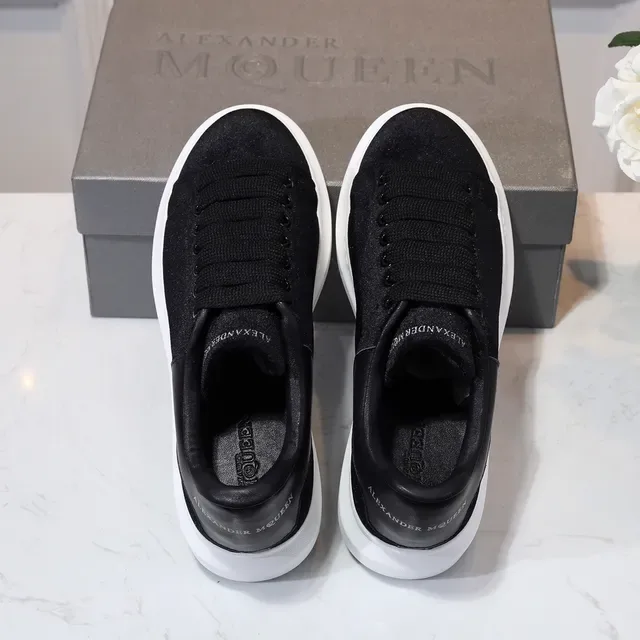 Alexander McQueen Tênis Oversized Preto Branco Solado Plataforma Upper de Veludo Tênis Lifestyle 4