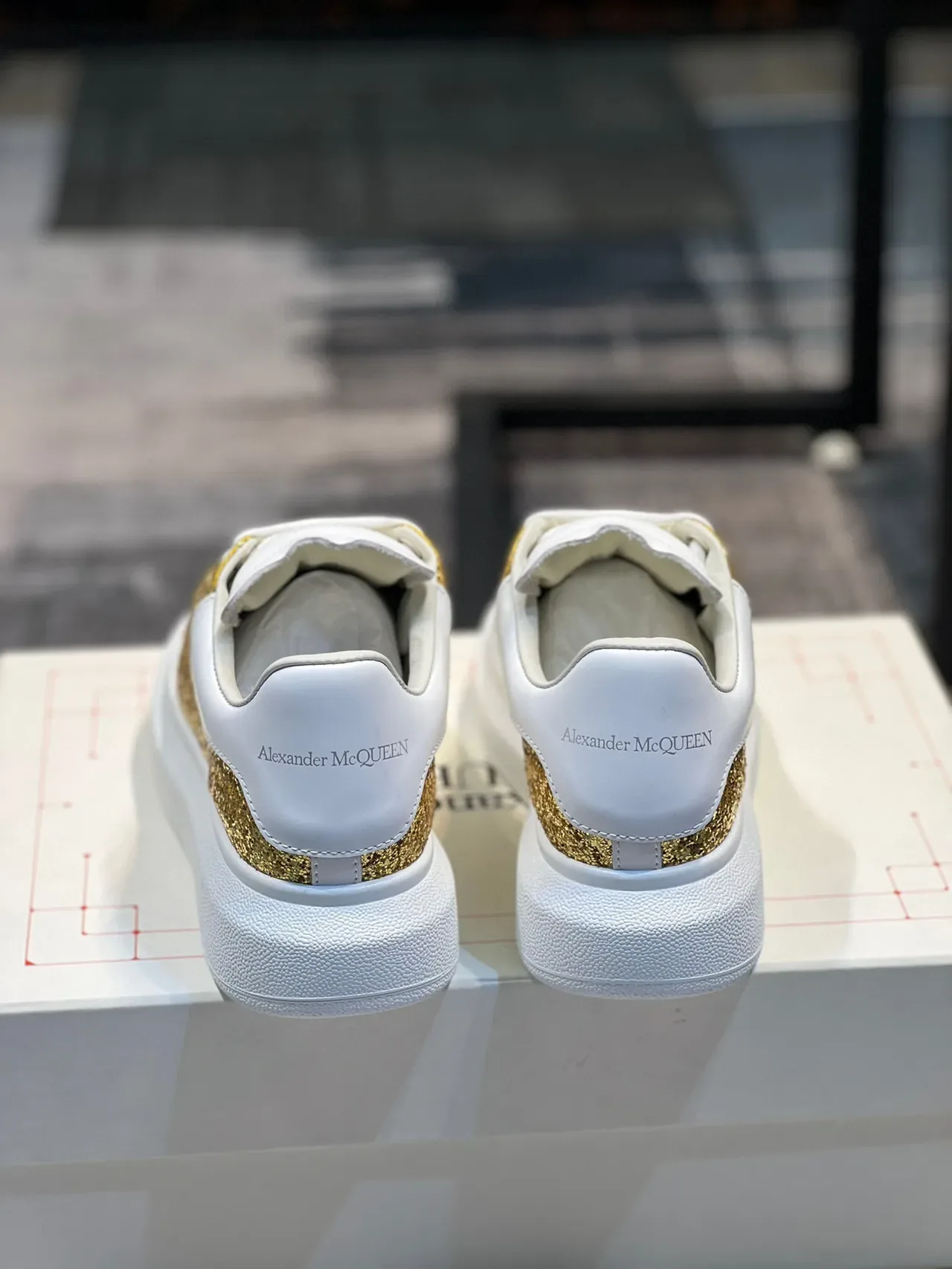 Alexander McQueen Tênis Oversized Dourado Brilhante Branco Lifestyle Sneakers 2