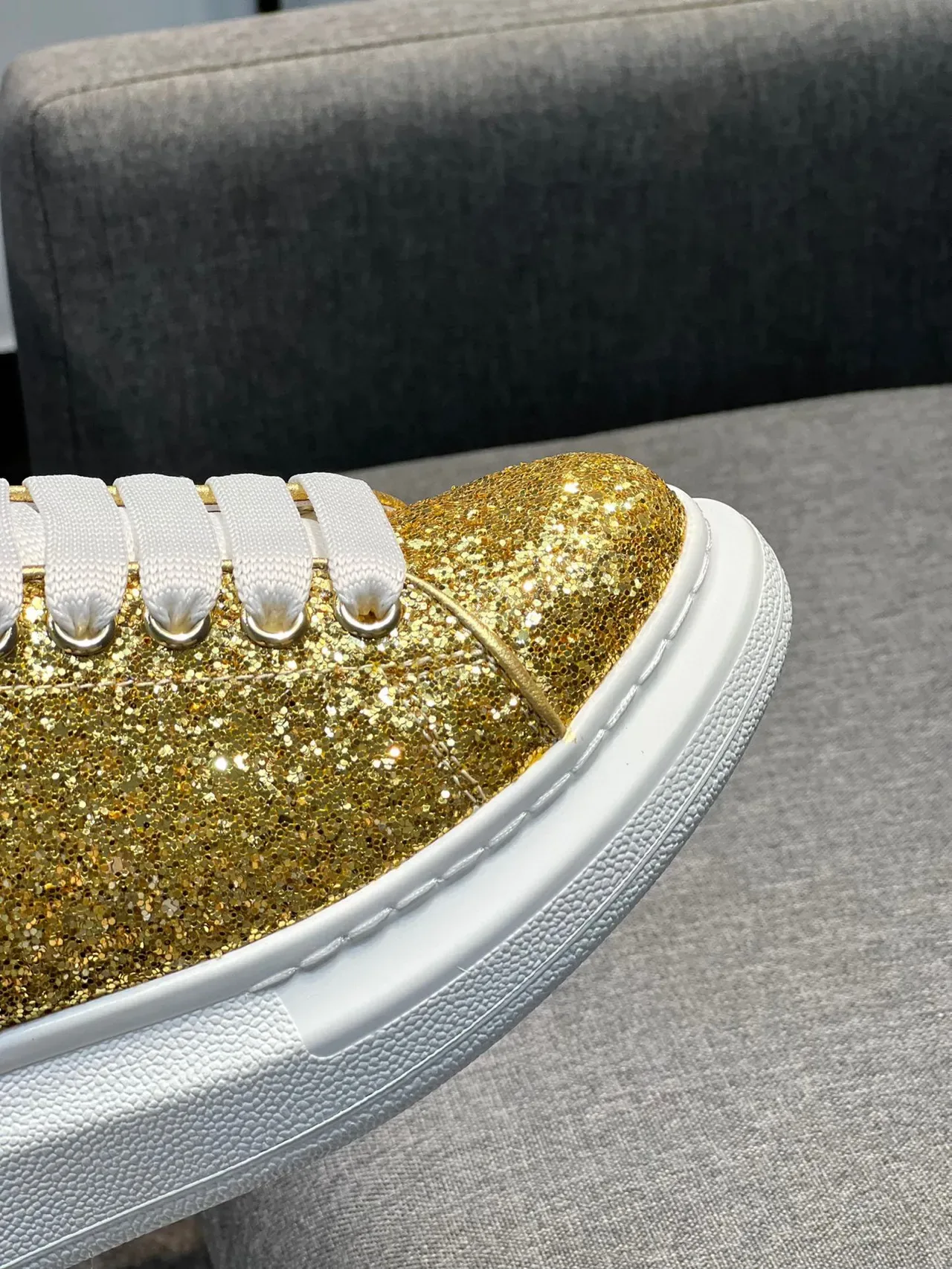 Alexander McQueen Tênis Oversized Dourado Brilhante Branco Lifestyle Sneakers 3