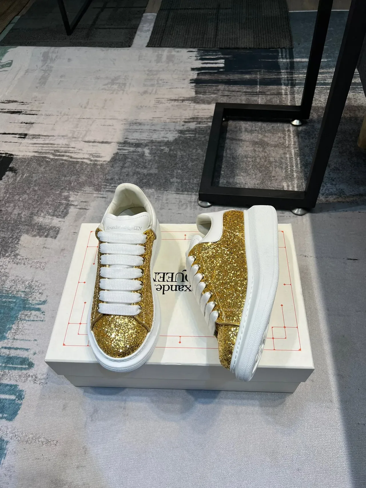 Alexander McQueen Tênis Oversized Dourado Brilhante Branco Lifestyle Sneakers 4