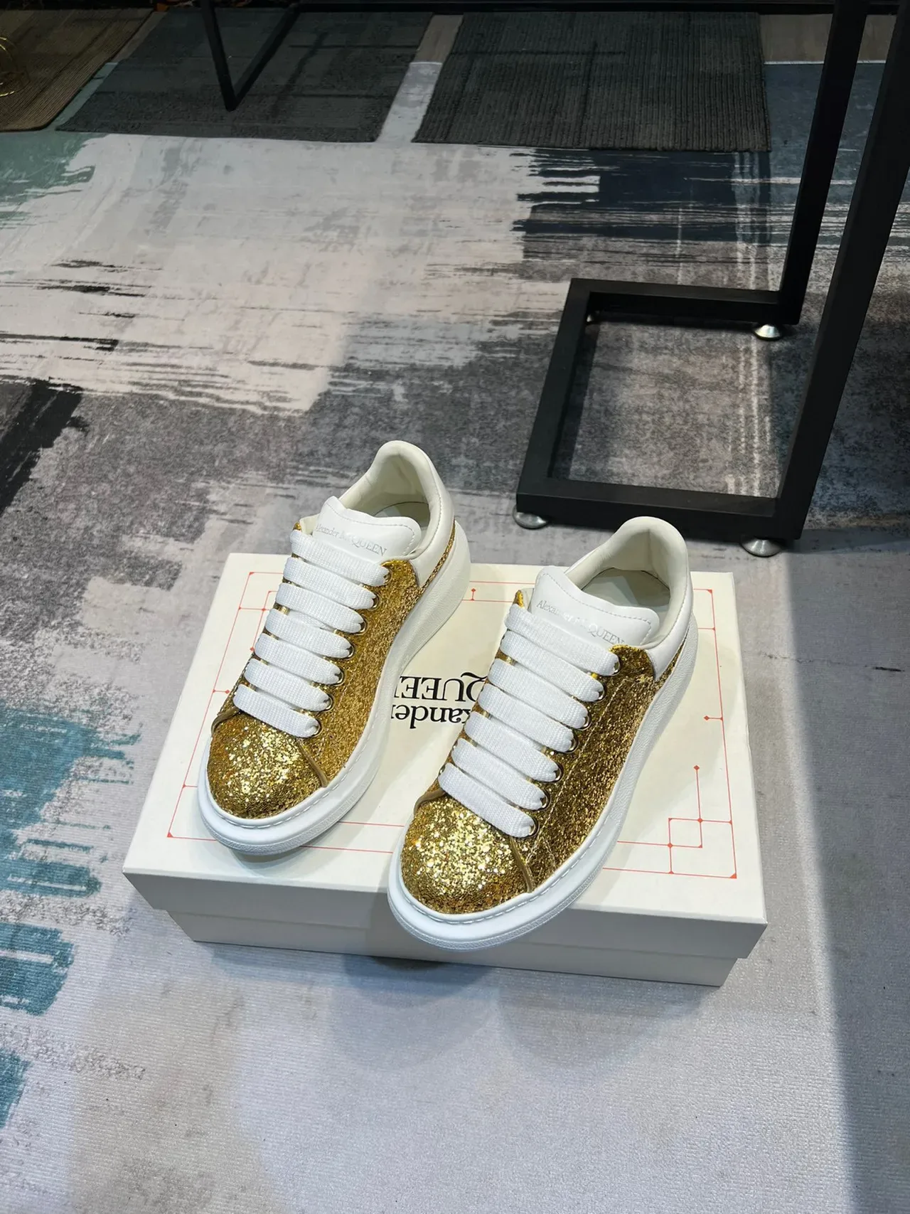 Alexander McQueen Tênis Oversized Dourado Brilhante Branco Lifestyle Sneakers 5