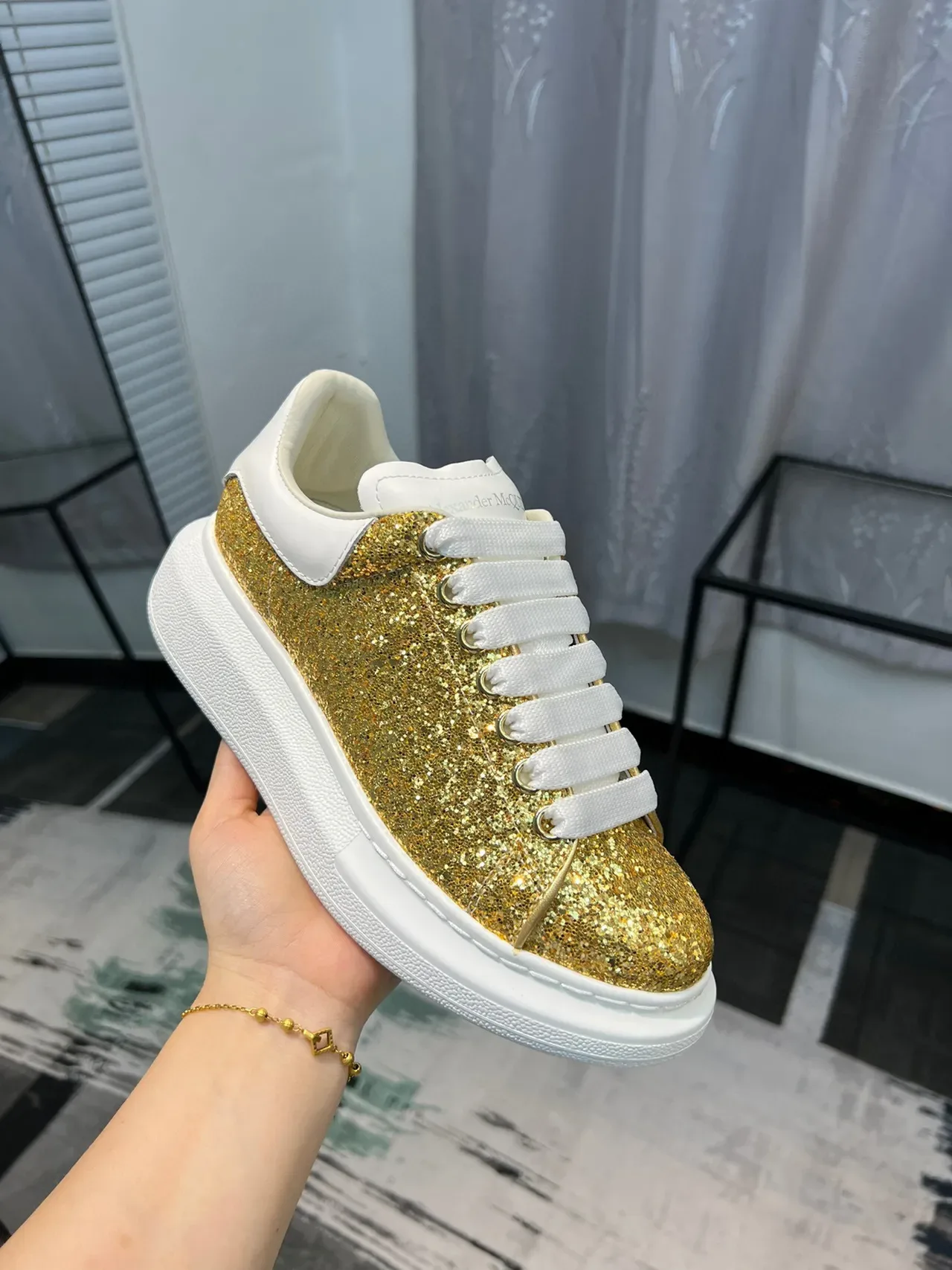 Alexander McQueen Tênis Oversized Dourado Brilhante Branco Lifestyle Sneakers 6