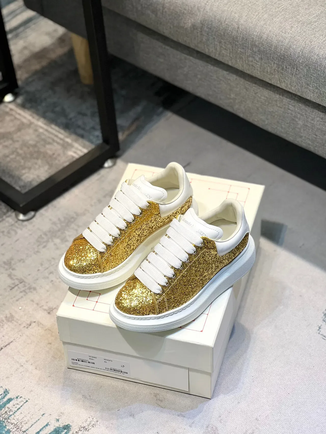 Alexander McQueen Tênis Oversized Dourado Brilhante Branco Lifestyle Sneakers 7