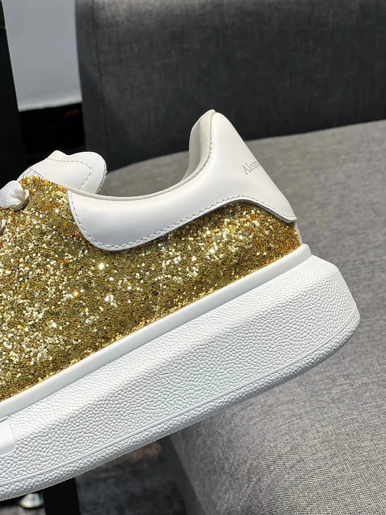 Alexander McQueen Tênis Oversized Dourado Brilhante Branco Lifestyle Sneakers 8