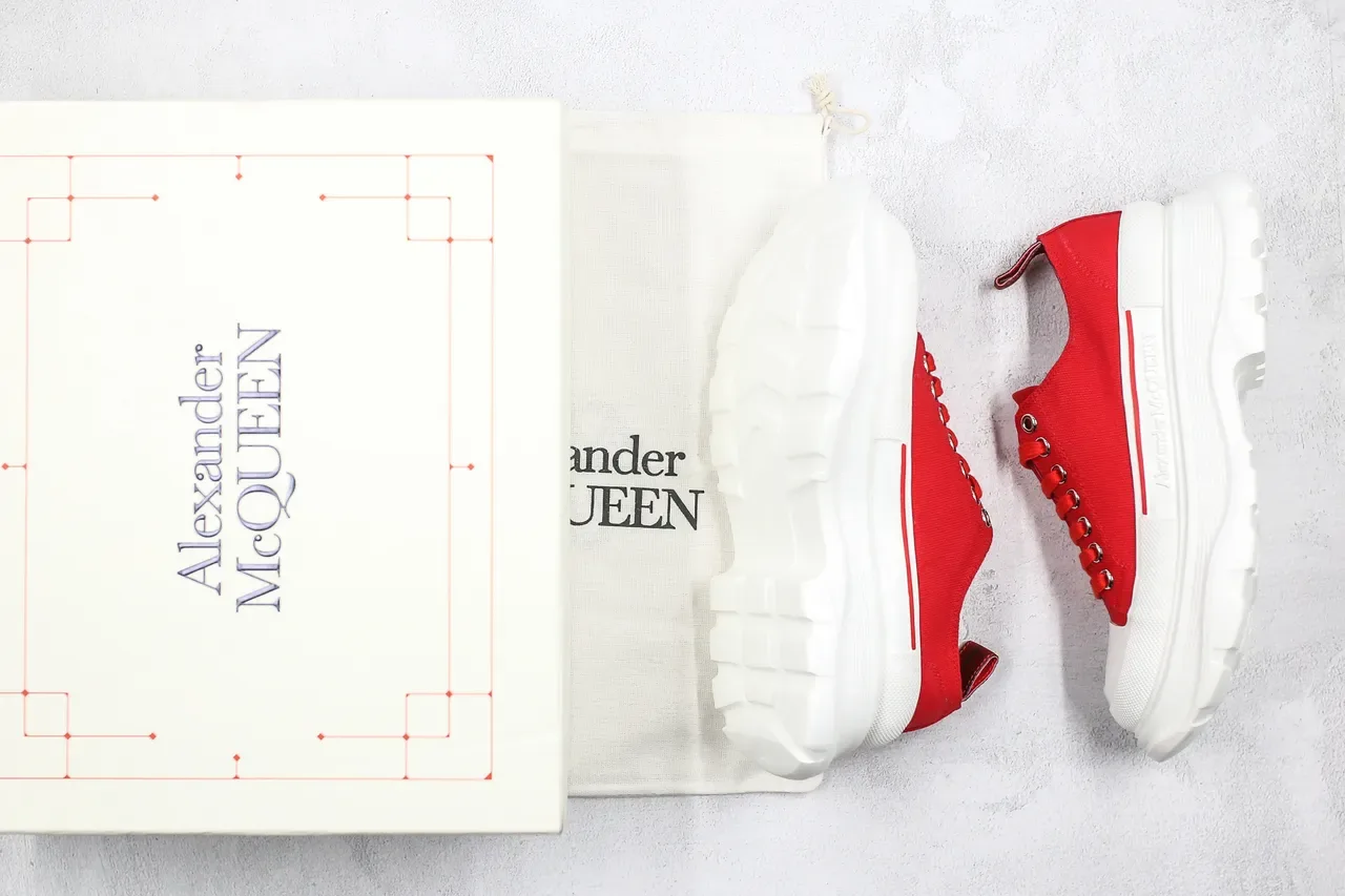Alexander McQueen حذاء رياضي كانفاس أحمر oversized chunky sneakers 5