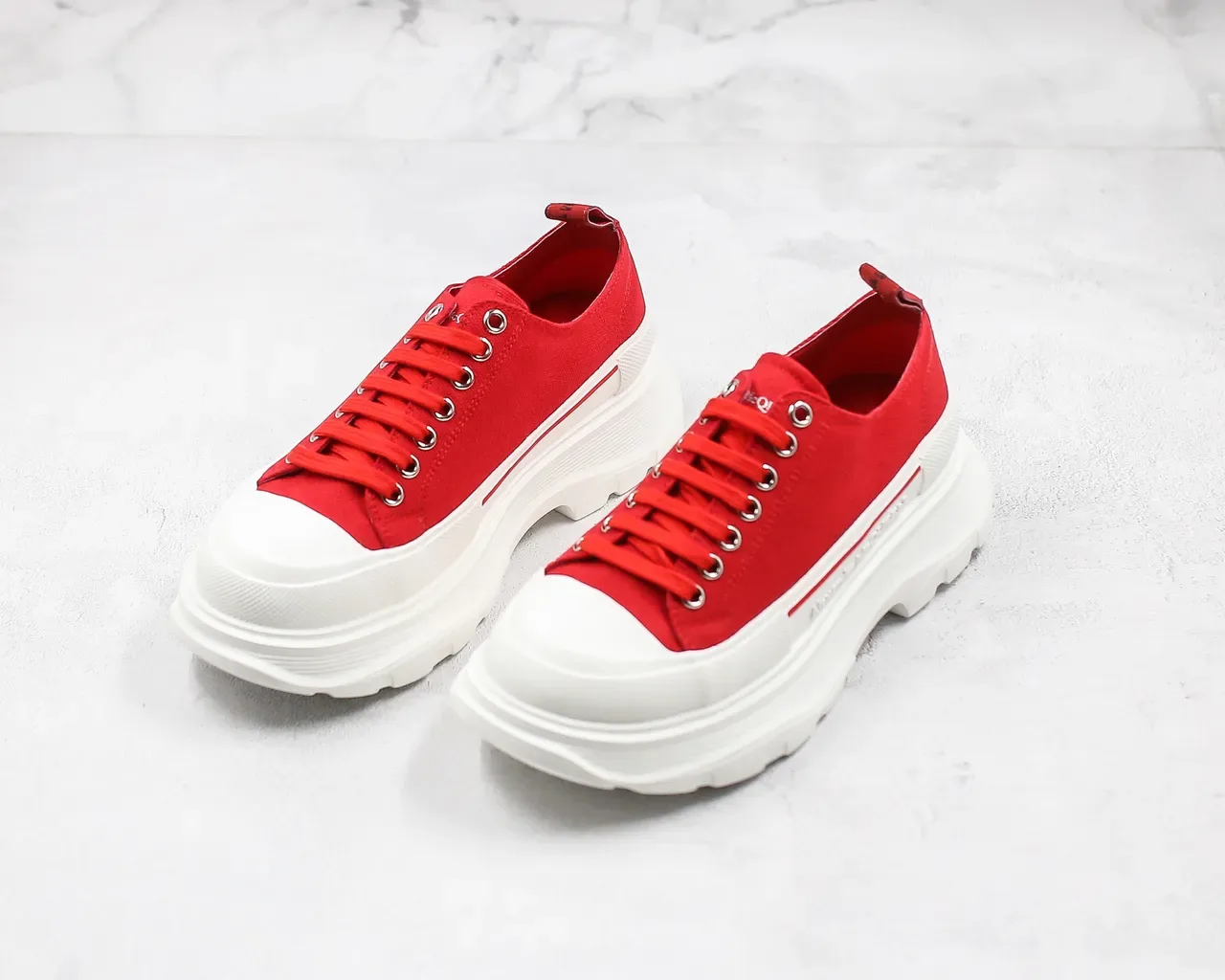 Alexander McQueen حذاء رياضي كانفاس أحمر oversized chunky sneakers 7