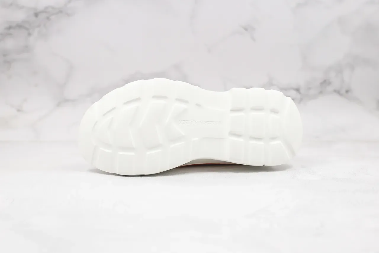 Alexander McQueen حذاء رياضي كانفاس أحمر oversized chunky sneakers 9