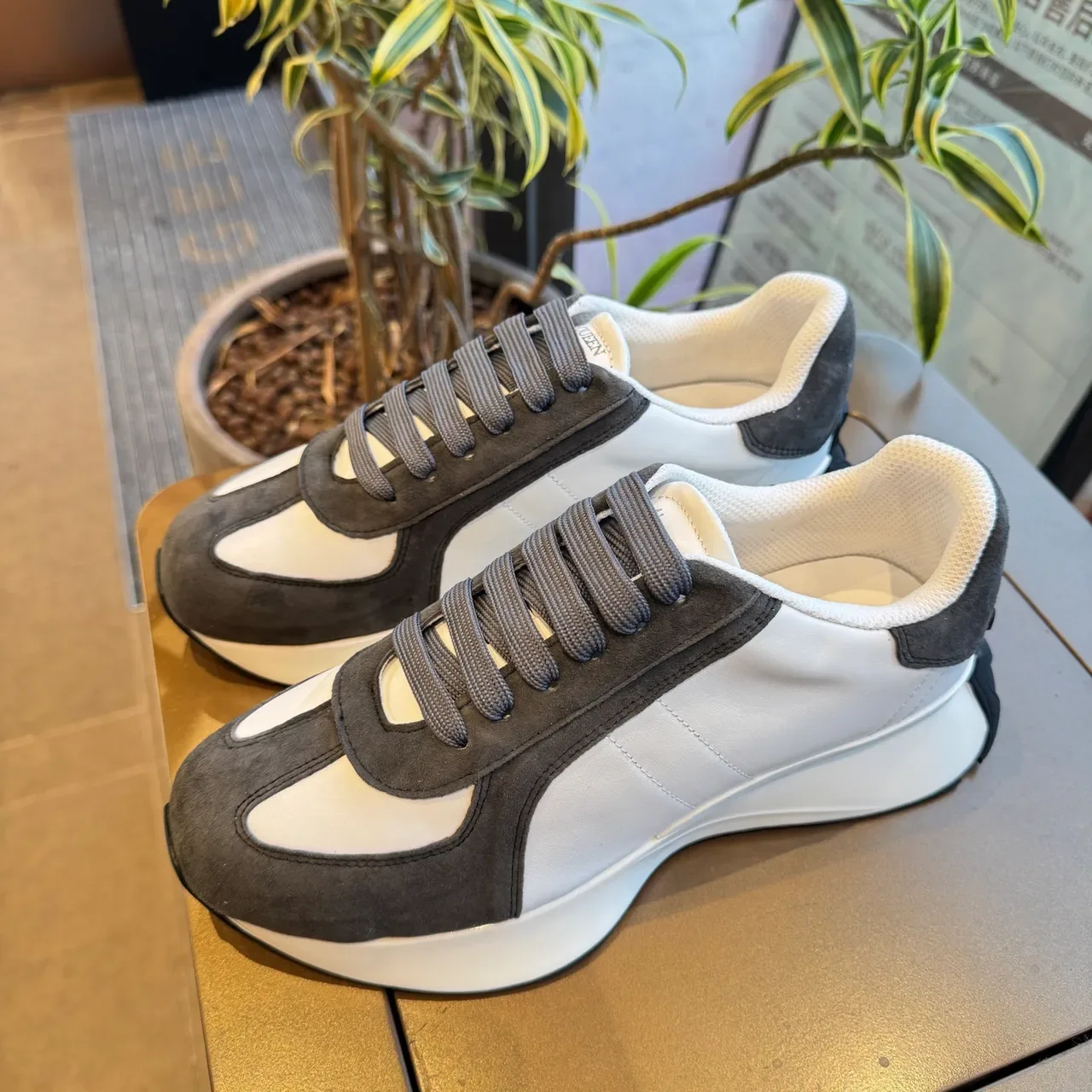 Alexander McQueen tênis oversized em branco e preto de camurça para estilo de vida 2