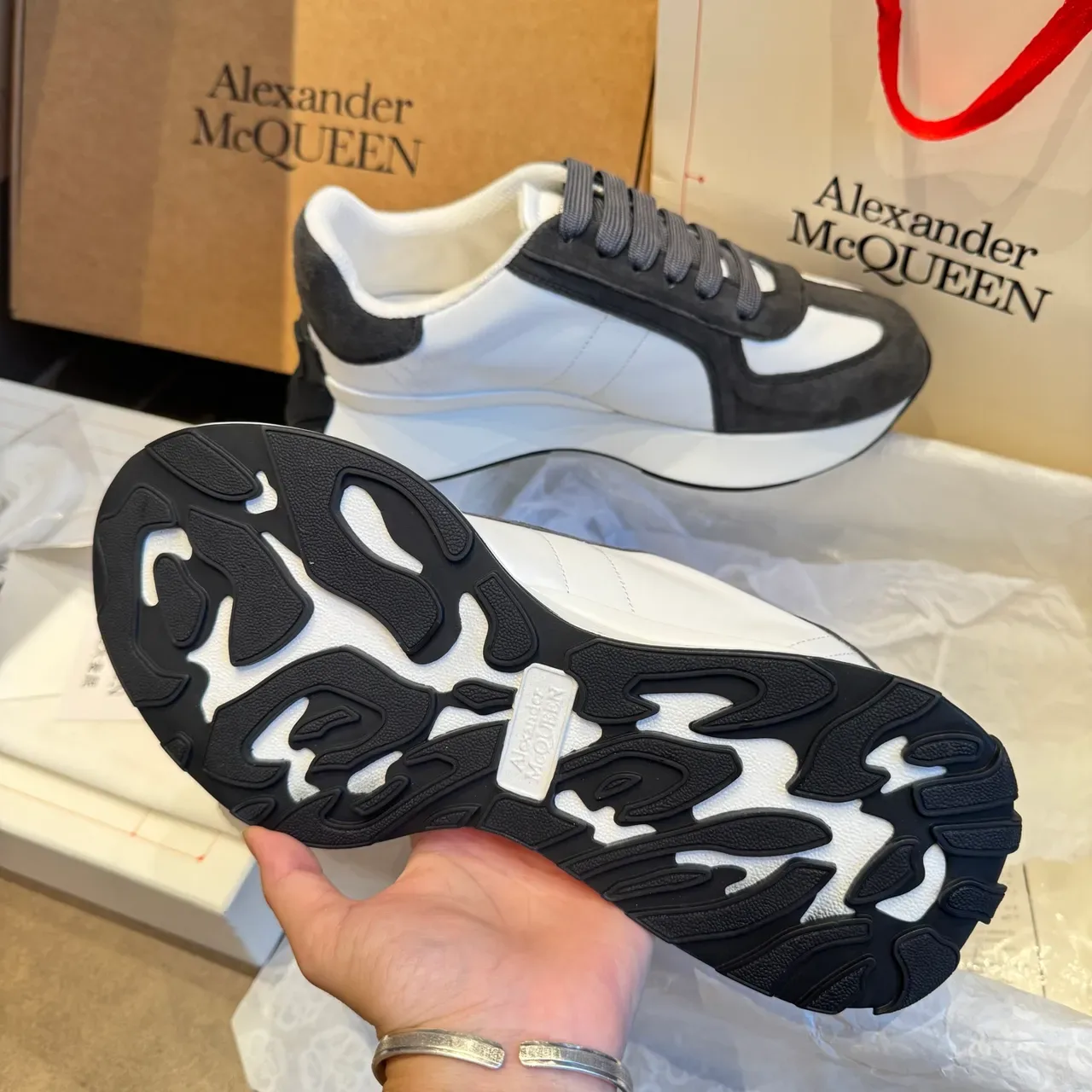 Alexander McQueen tênis oversized em branco e preto de camurça para estilo de vida 3