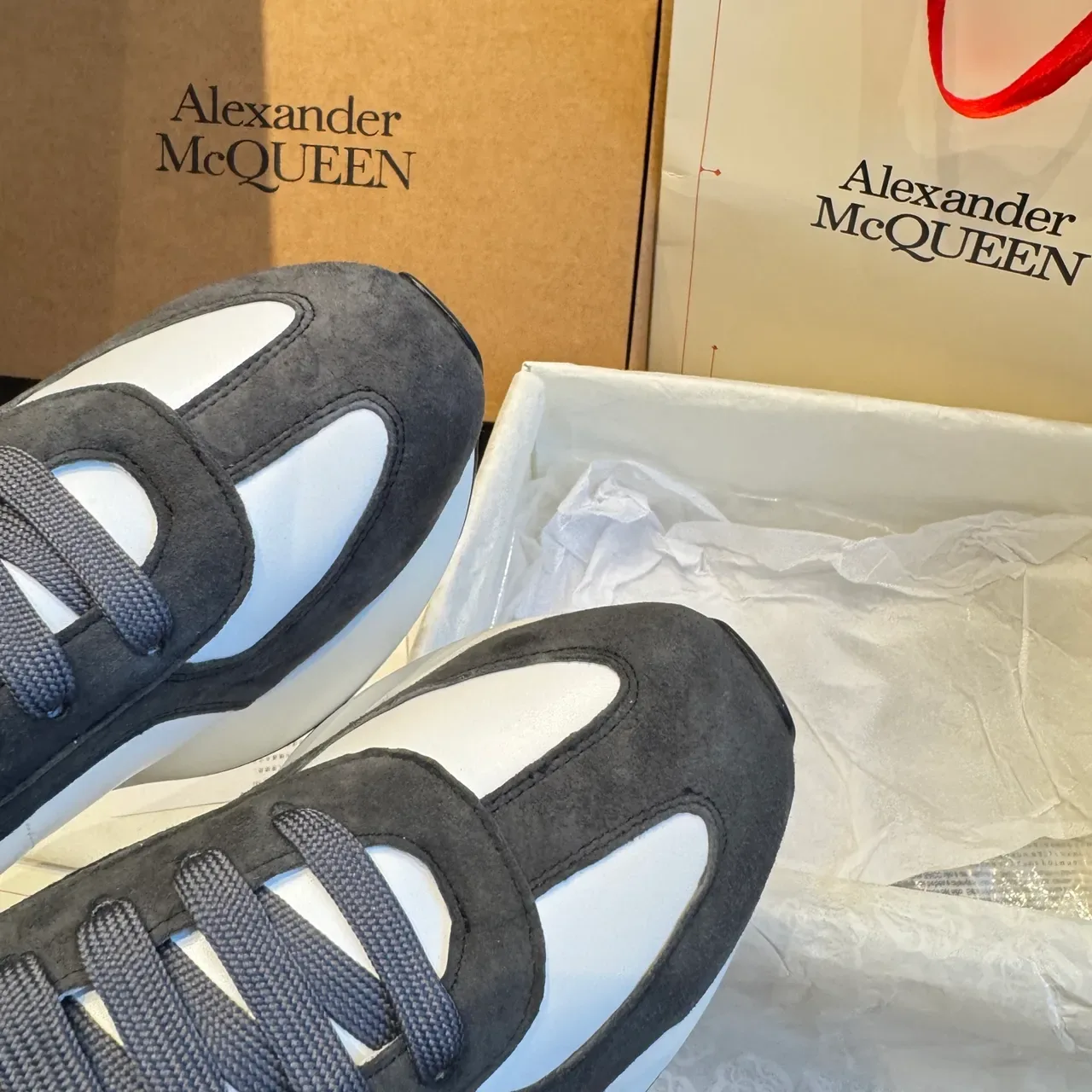 Alexander McQueen tênis oversized em branco e preto de camurça para estilo de vida 4