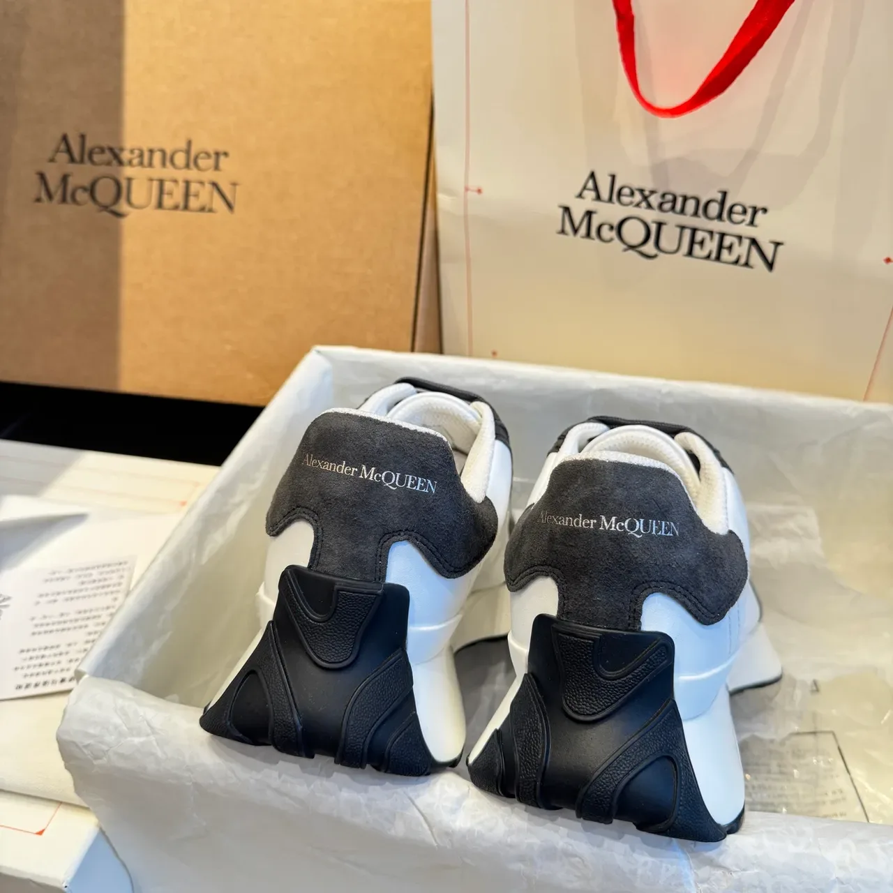 Alexander McQueen tênis oversized em branco e preto de camurça para estilo de vida 5