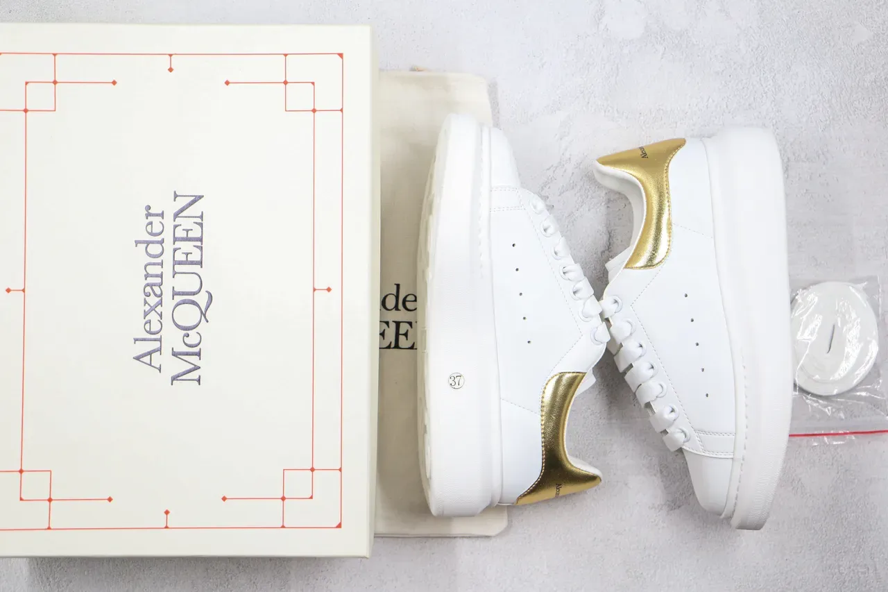 Alexander McQueen Oversized Tênis Brancos e Dourados Lifestyle 2