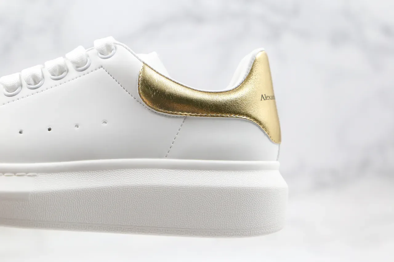Alexander McQueen Oversized Tênis Brancos e Dourados Lifestyle 3