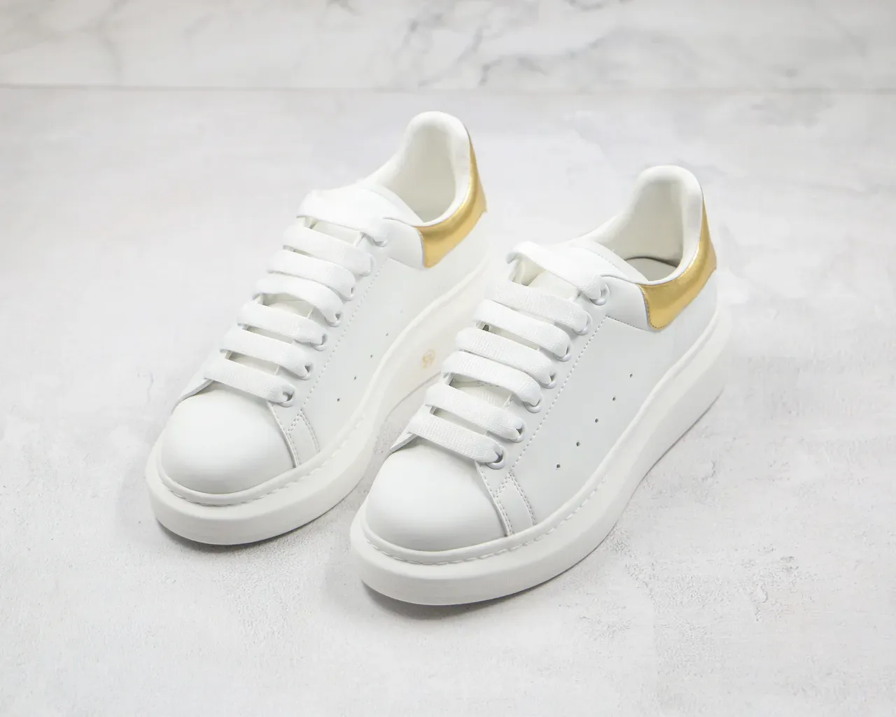 Alexander McQueen Oversized Tênis Brancos e Dourados Lifestyle 5