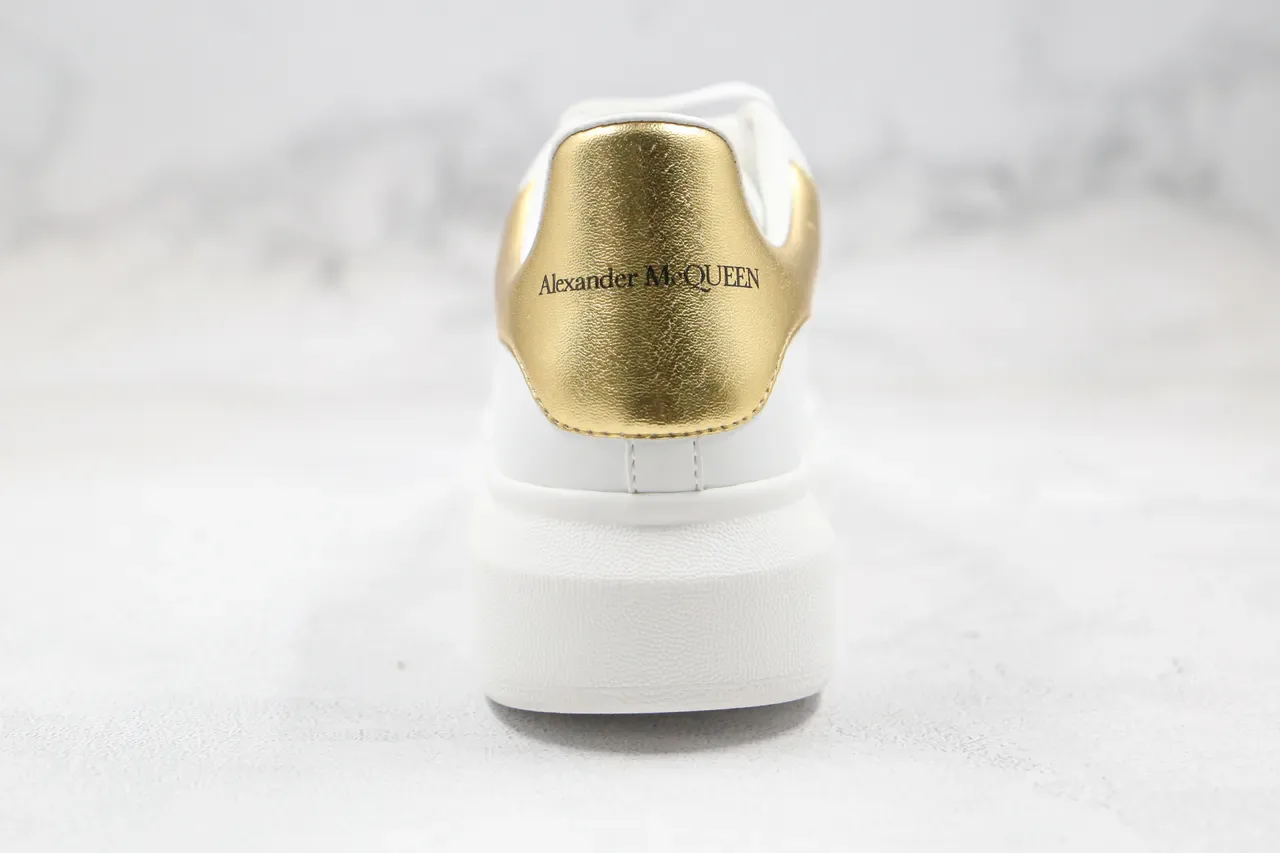 Alexander McQueen Oversized Tênis Brancos e Dourados Lifestyle 6