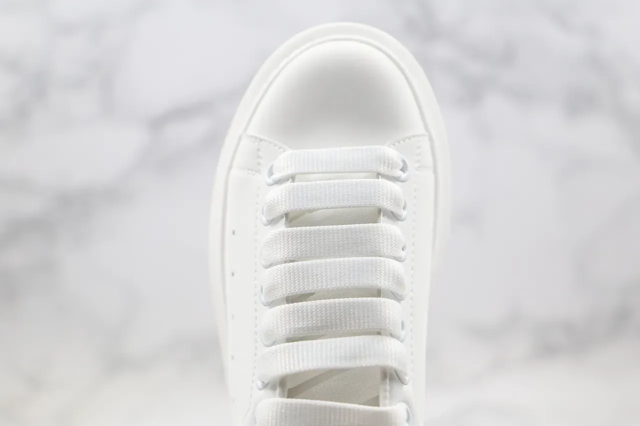 Alexander McQueen Oversized Tênis Brancos e Dourados Lifestyle 8