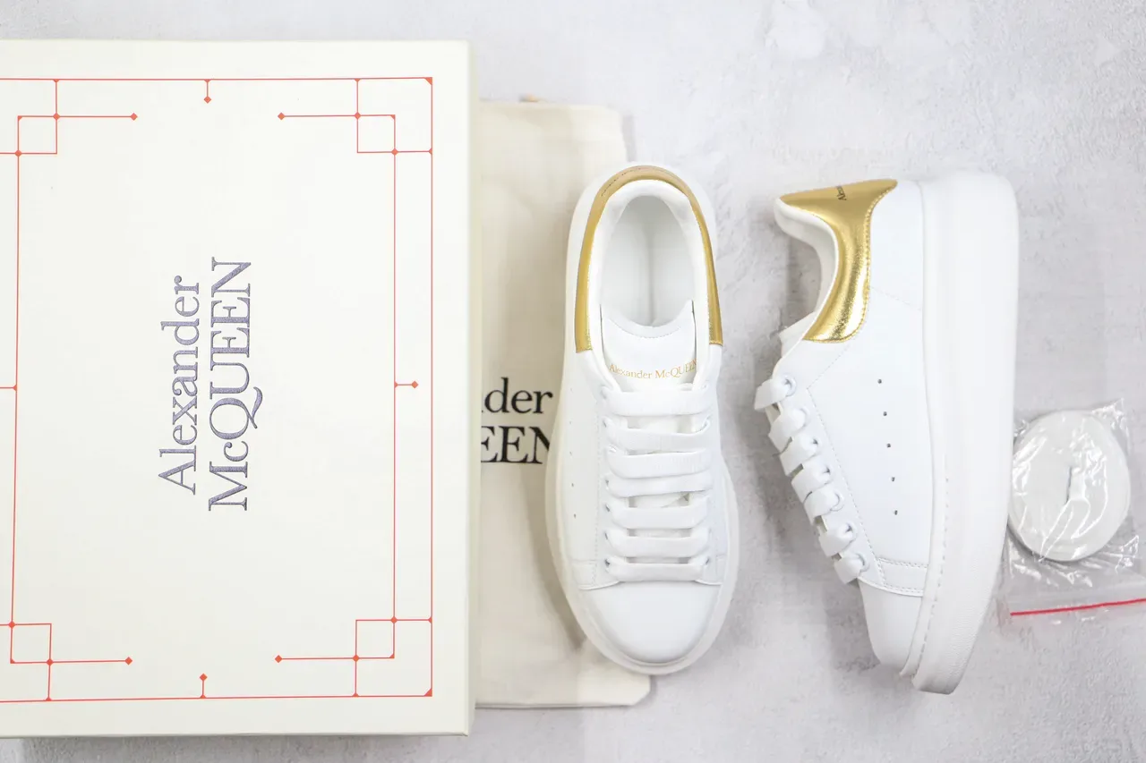 Alexander McQueen Oversized Tênis Brancos e Dourados Lifestyle 9