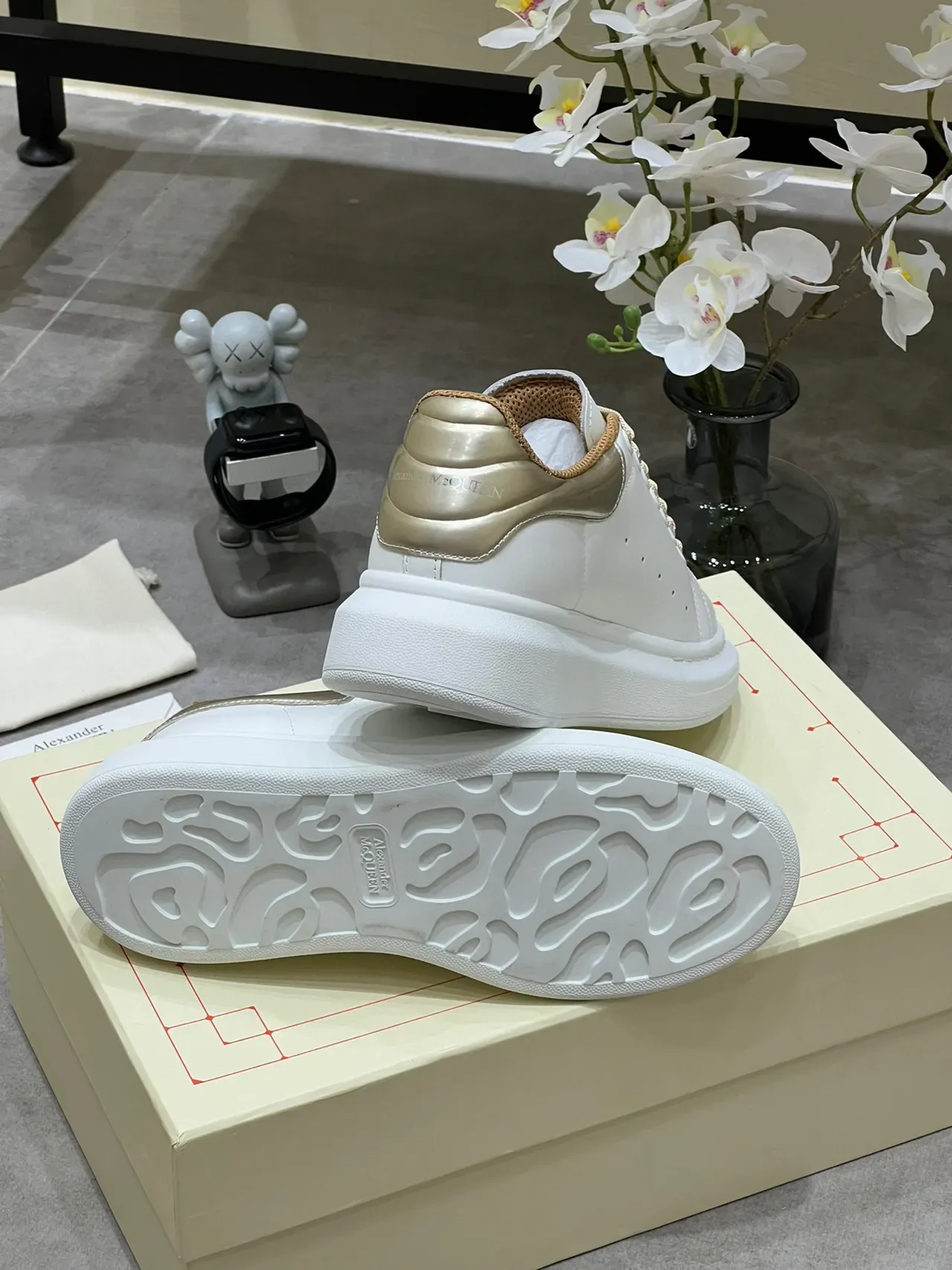 Alexander McQueen حذاء رياضي oversized أبيض وذهبي Lifestyle Sneakers 2