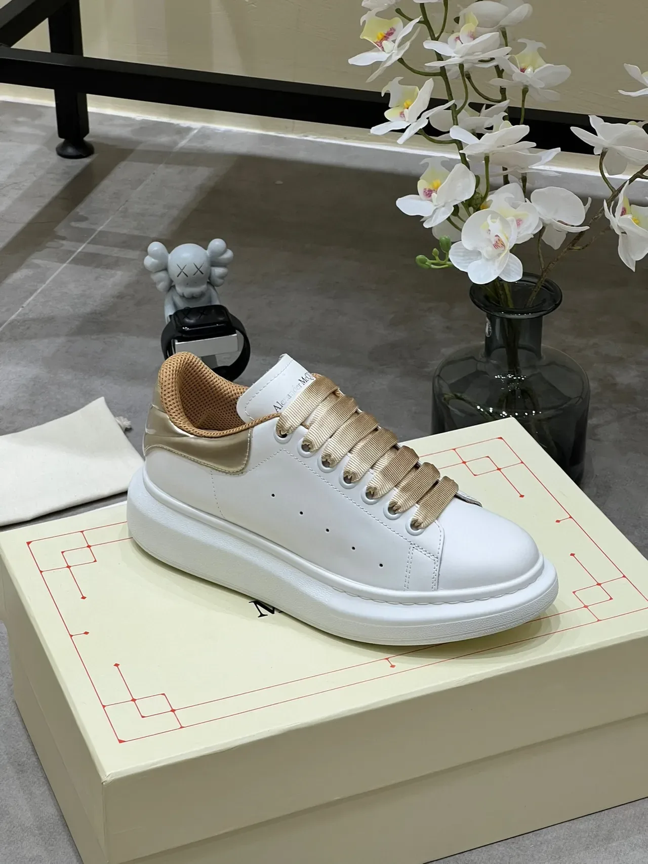 Alexander McQueen حذاء رياضي oversized أبيض وذهبي Lifestyle Sneakers 3