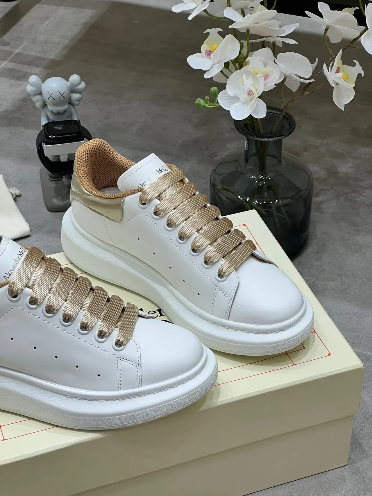 Alexander McQueen حذاء رياضي oversized أبيض وذهبي Lifestyle Sneakers 4