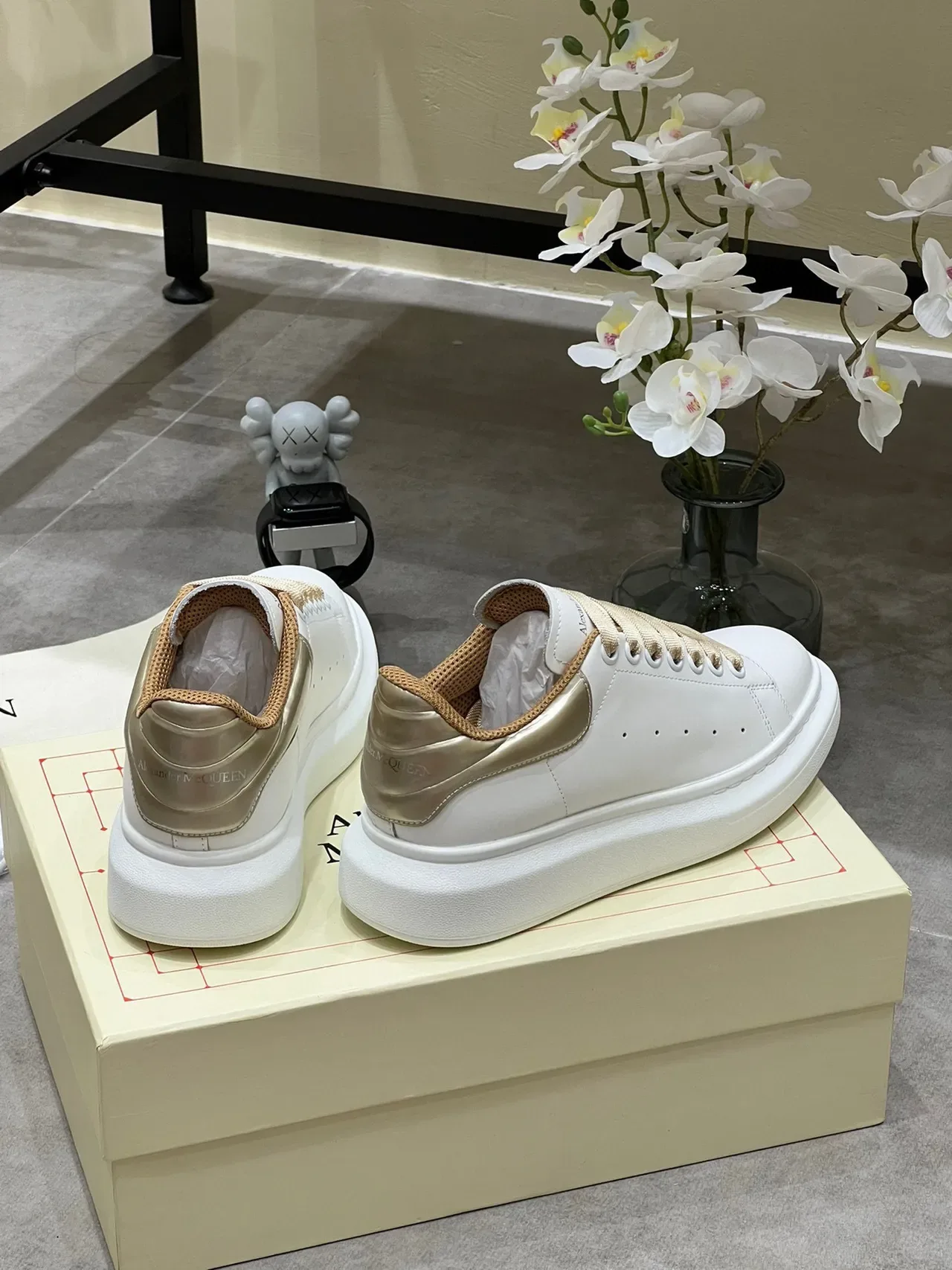 Alexander McQueen حذاء رياضي oversized أبيض وذهبي Lifestyle Sneakers 5