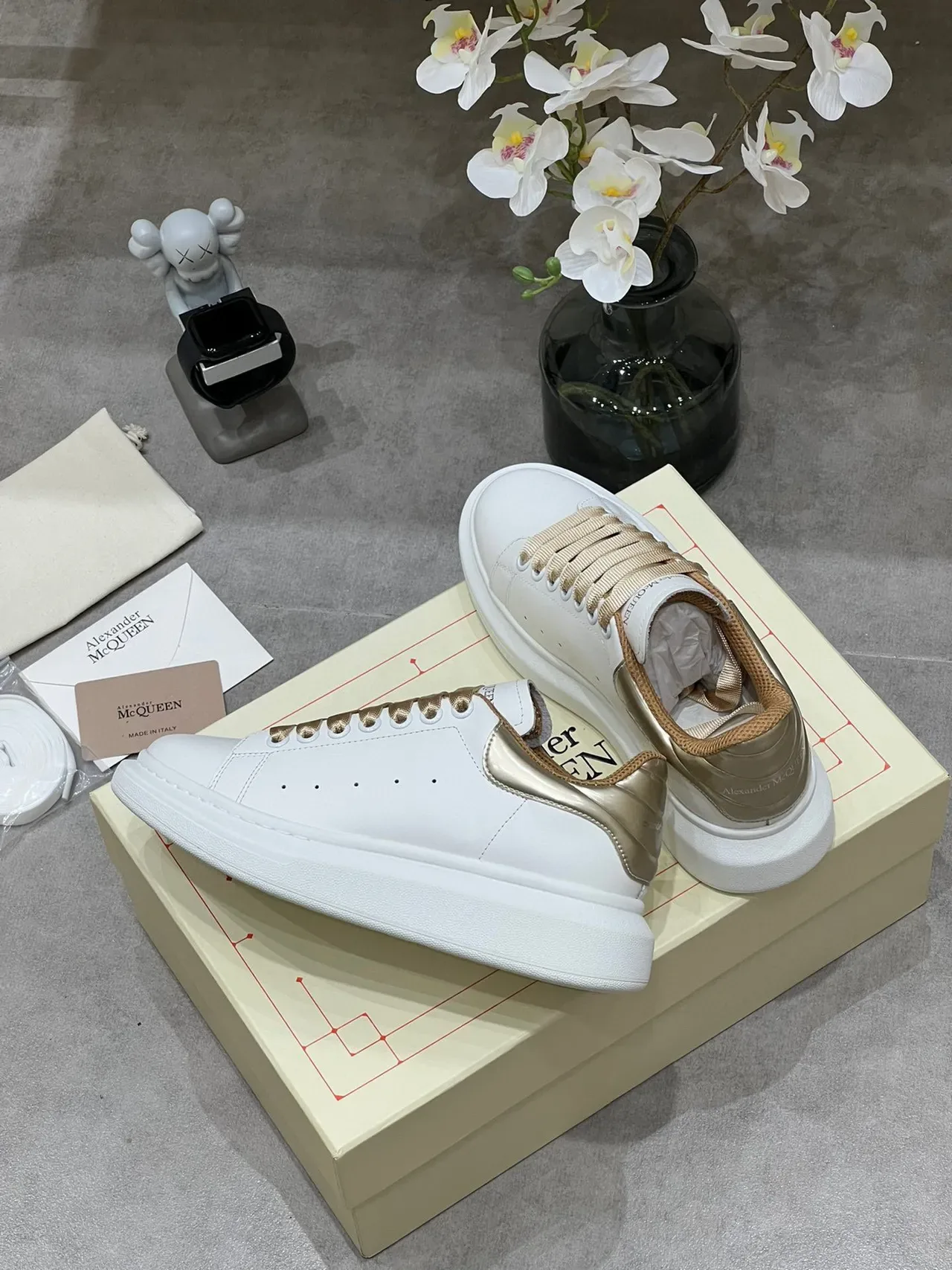 Alexander McQueen حذاء رياضي oversized أبيض وذهبي Lifestyle Sneakers 6