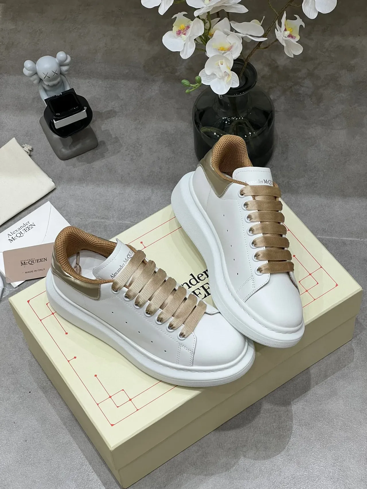 Alexander McQueen حذاء رياضي oversized أبيض وذهبي Lifestyle Sneakers 7