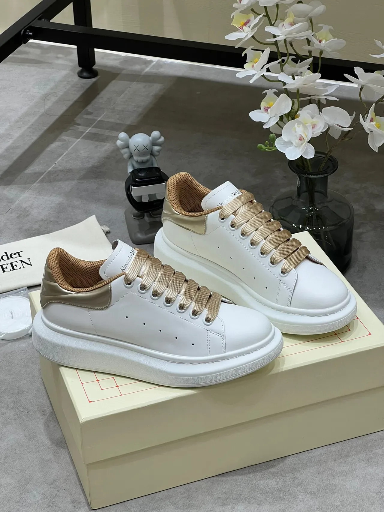 Alexander McQueen حذاء رياضي oversized أبيض وذهبي Lifestyle Sneakers 8