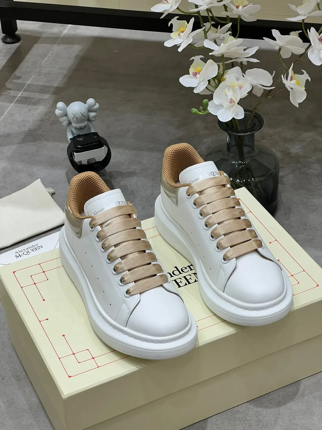 Alexander McQueen حذاء رياضي oversized أبيض وذهبي Lifestyle Sneakers 9