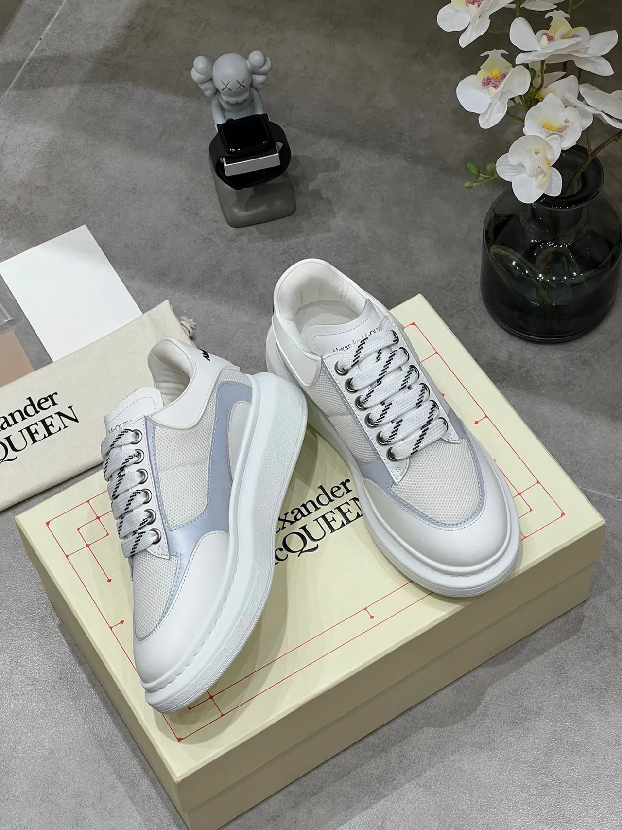 Alexander McQueen Tênis oversize branco e cinza lifestyle sneakers 2
