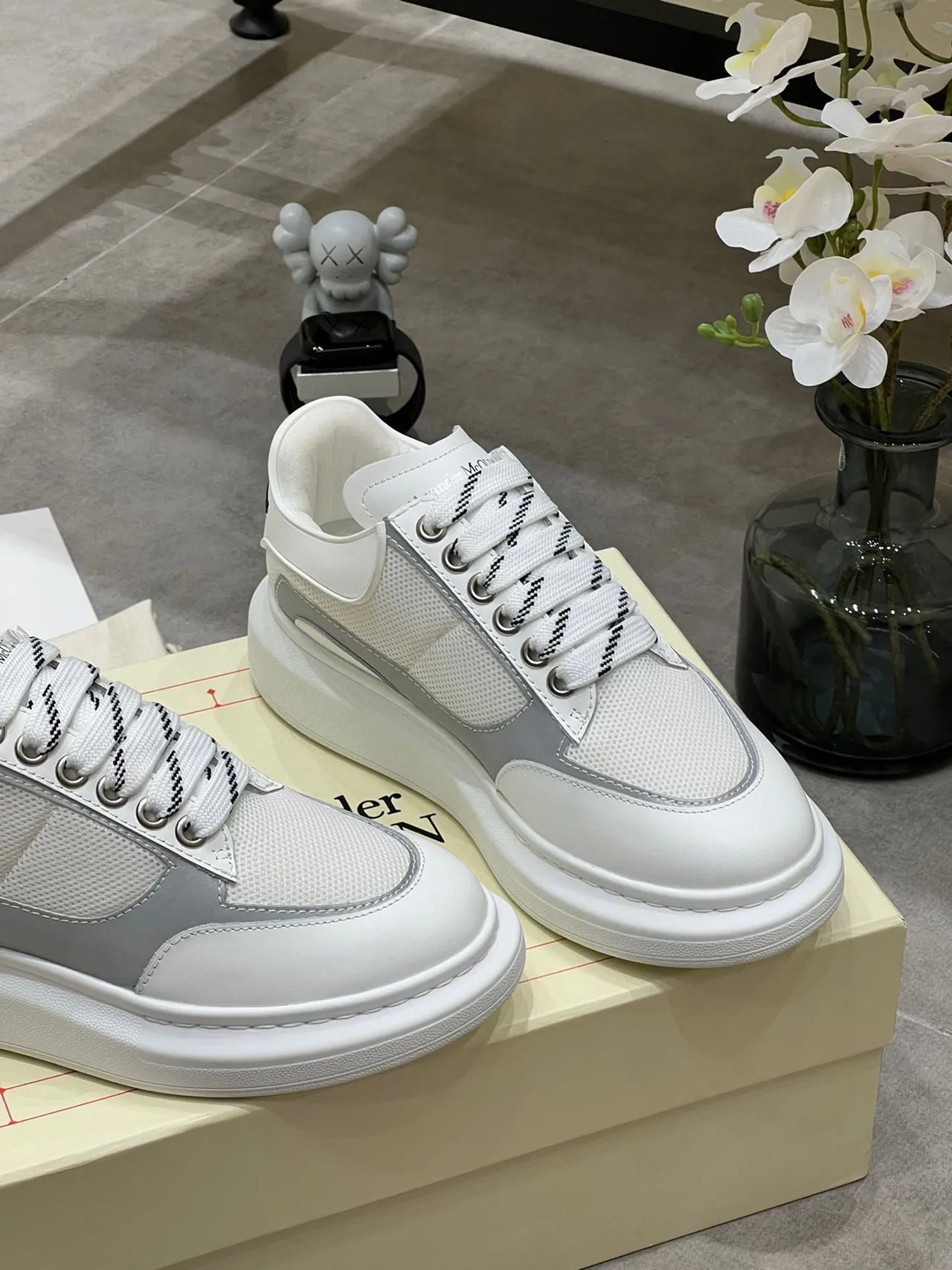 Alexander McQueen Tênis oversize branco e cinza lifestyle sneakers 3