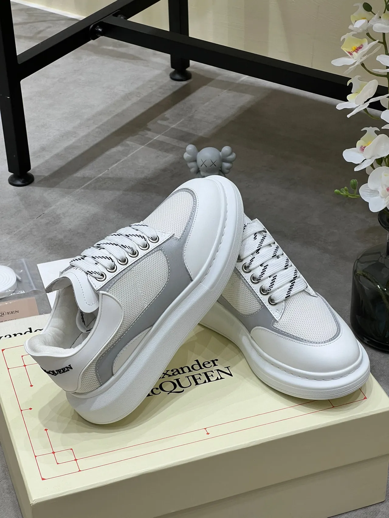 Alexander McQueen Tênis oversize branco e cinza lifestyle sneakers 4
