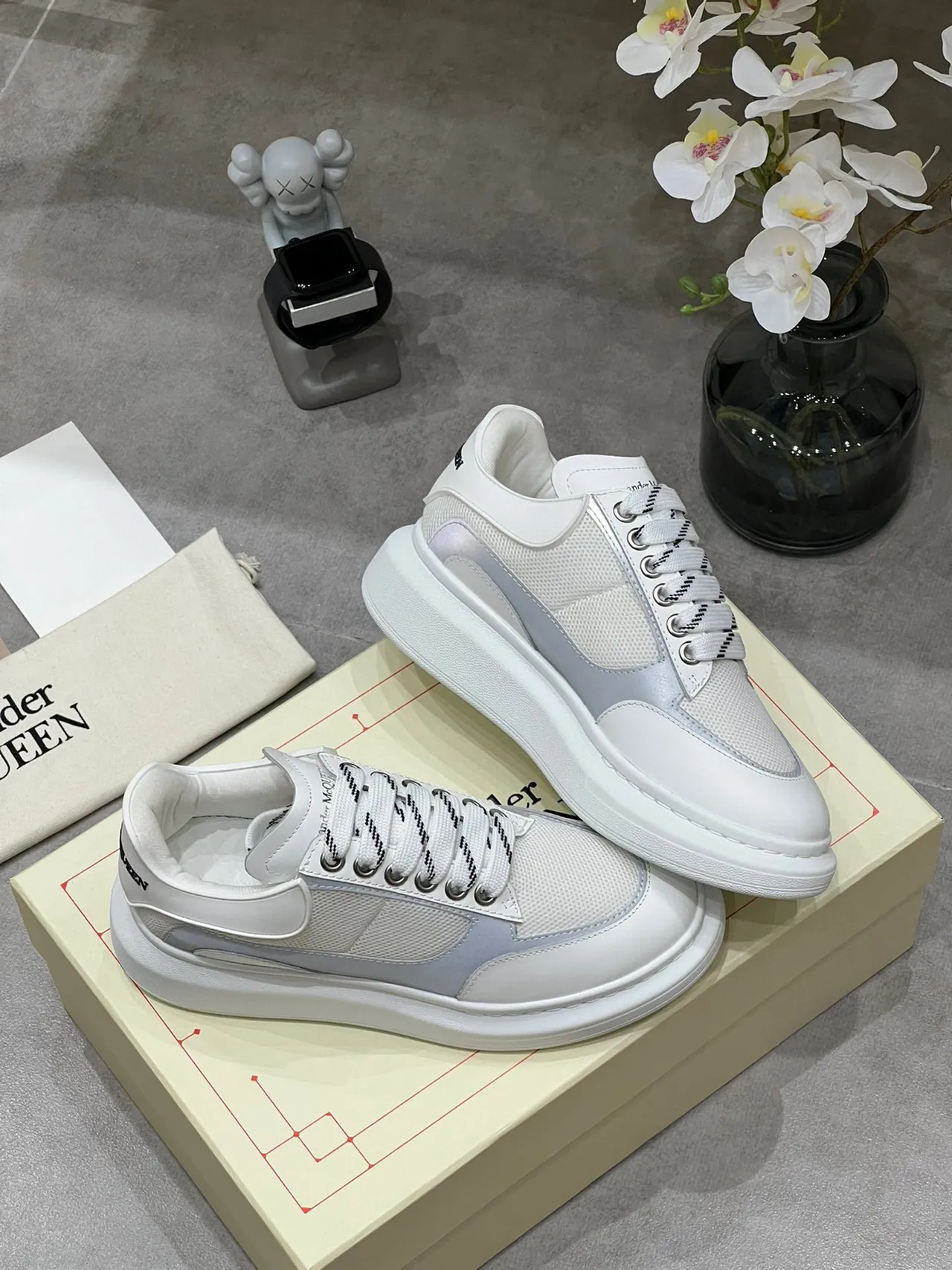 Alexander McQueen Tênis oversize branco e cinza lifestyle sneakers 5