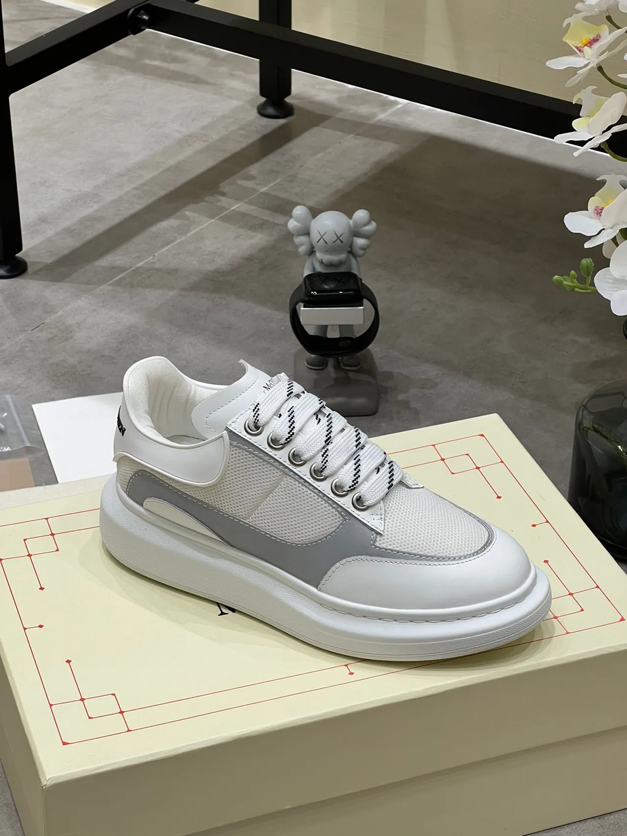 Alexander McQueen Tênis oversize branco e cinza lifestyle sneakers 6
