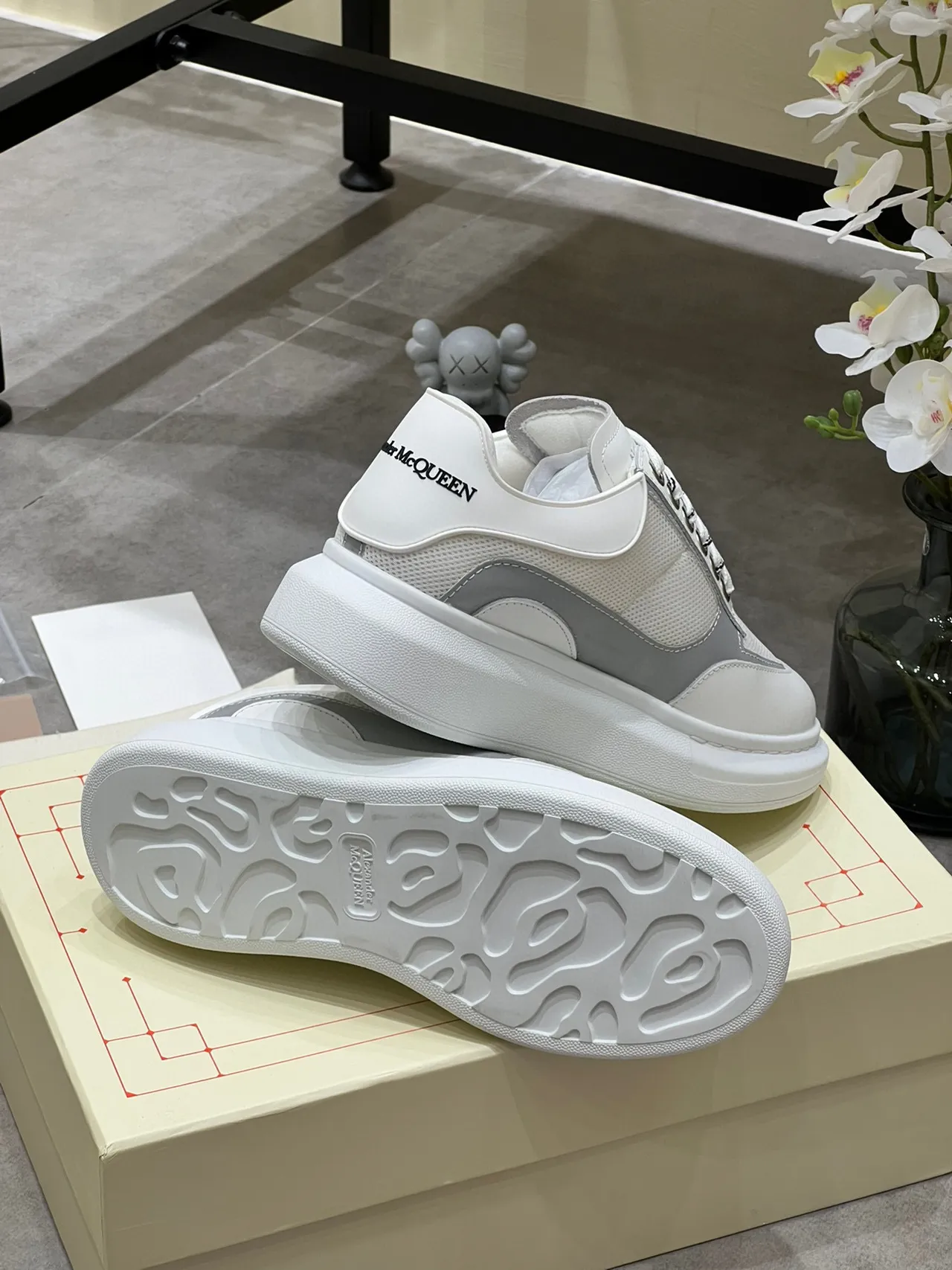 Alexander McQueen Tênis oversize branco e cinza lifestyle sneakers 7