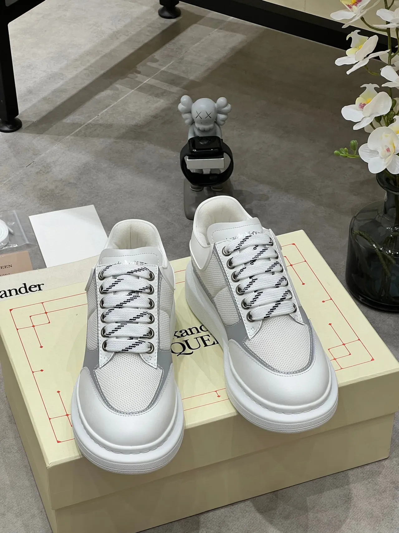 Alexander McQueen Tênis oversize branco e cinza lifestyle sneakers 8